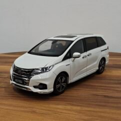 Honda Odyssey Sport Hybbrid ( white) 1:18