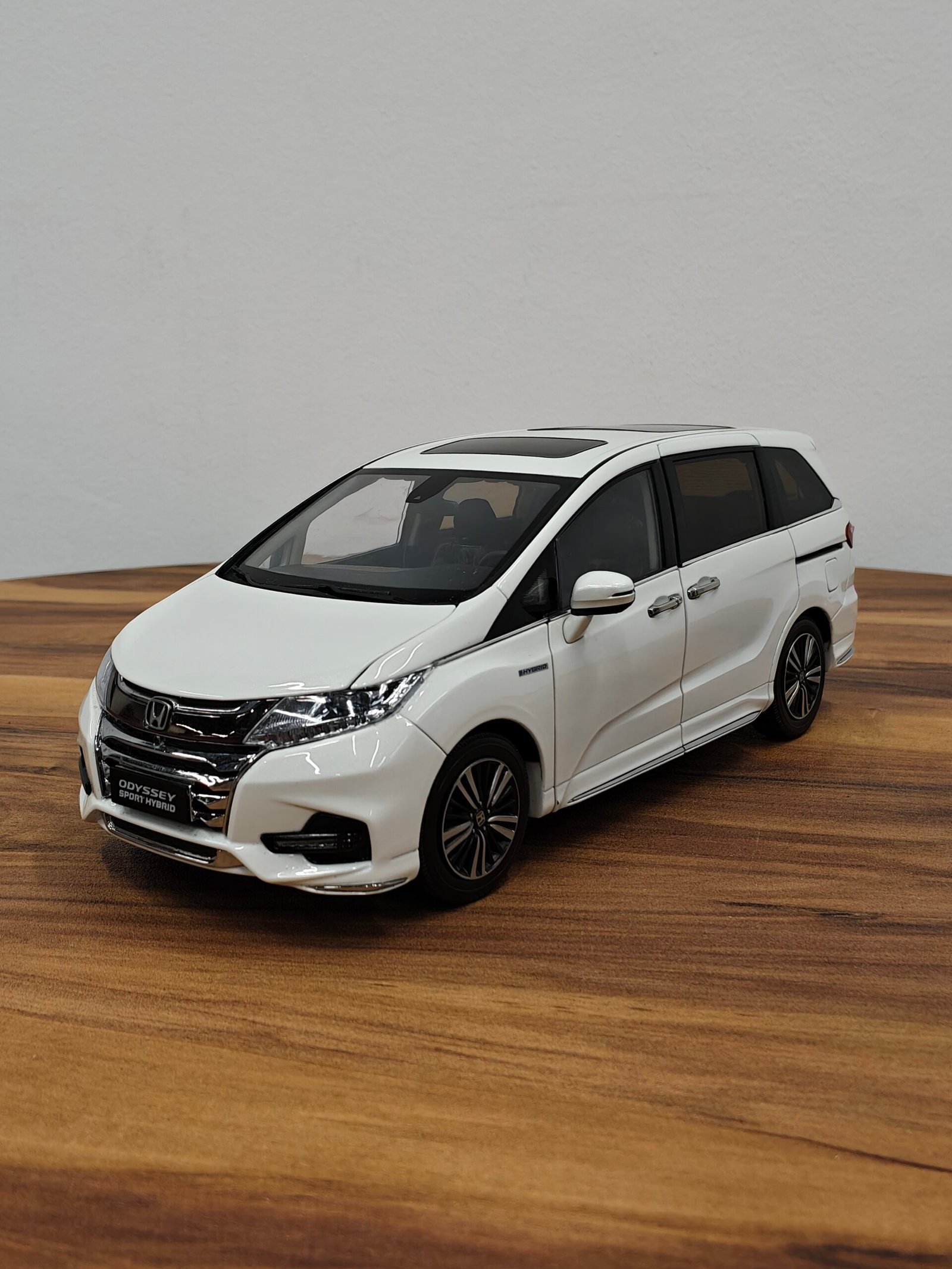 Honda Odyssey Sport Hybbrid ( white) 1:18