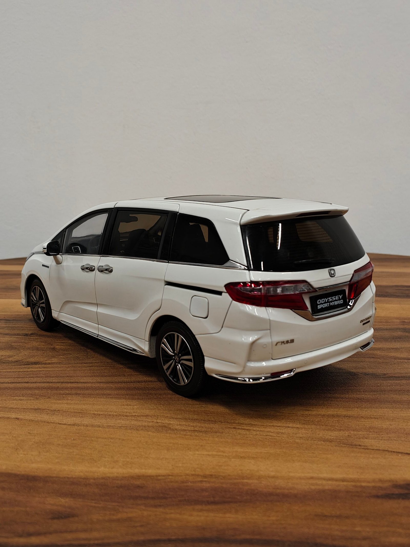 Honda Odyssey Sport Hybbrid ( white) 1:18 - Image 2