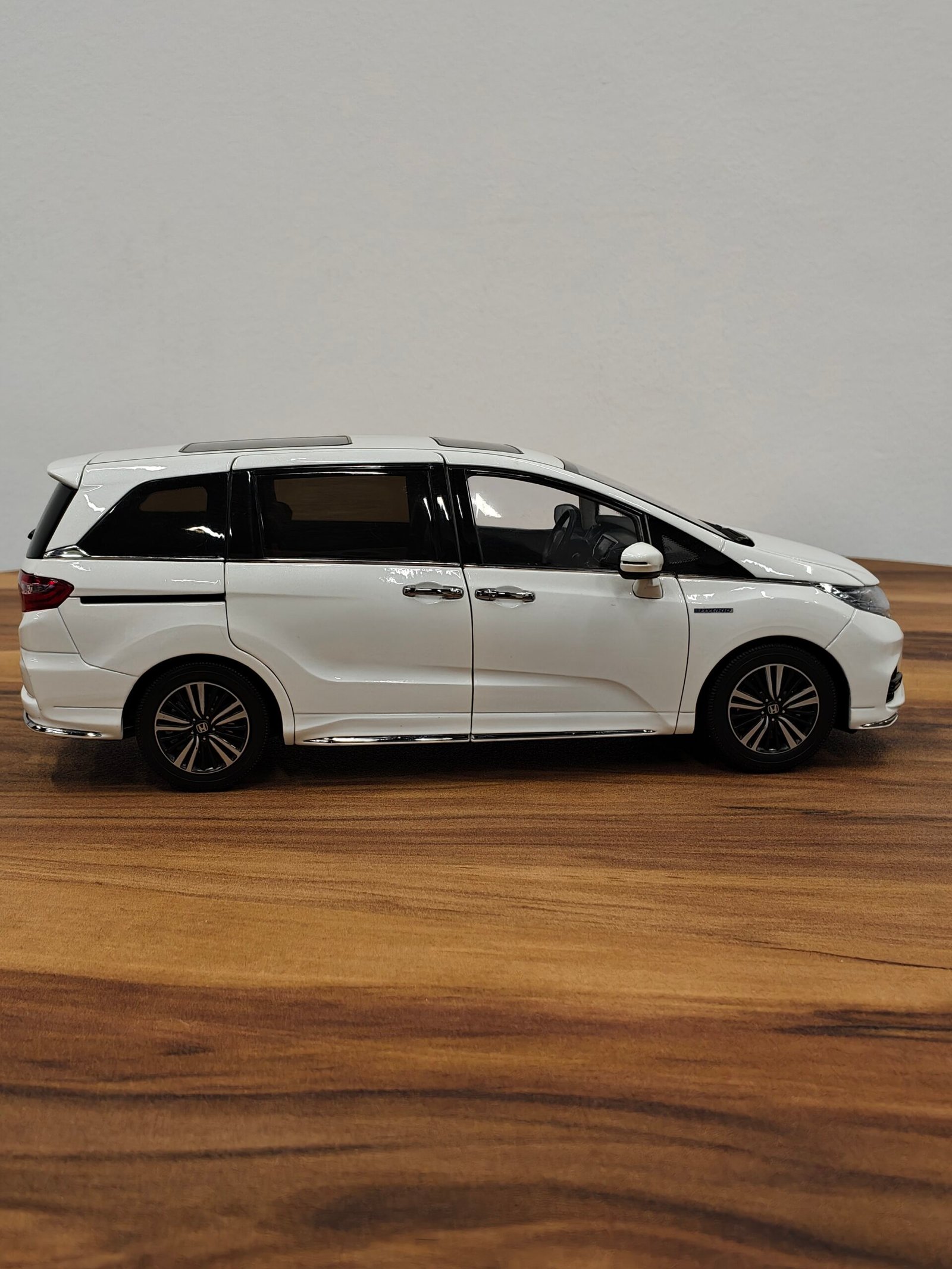 Honda Odyssey Sport Hybbrid ( white) 1:18 - Image 3