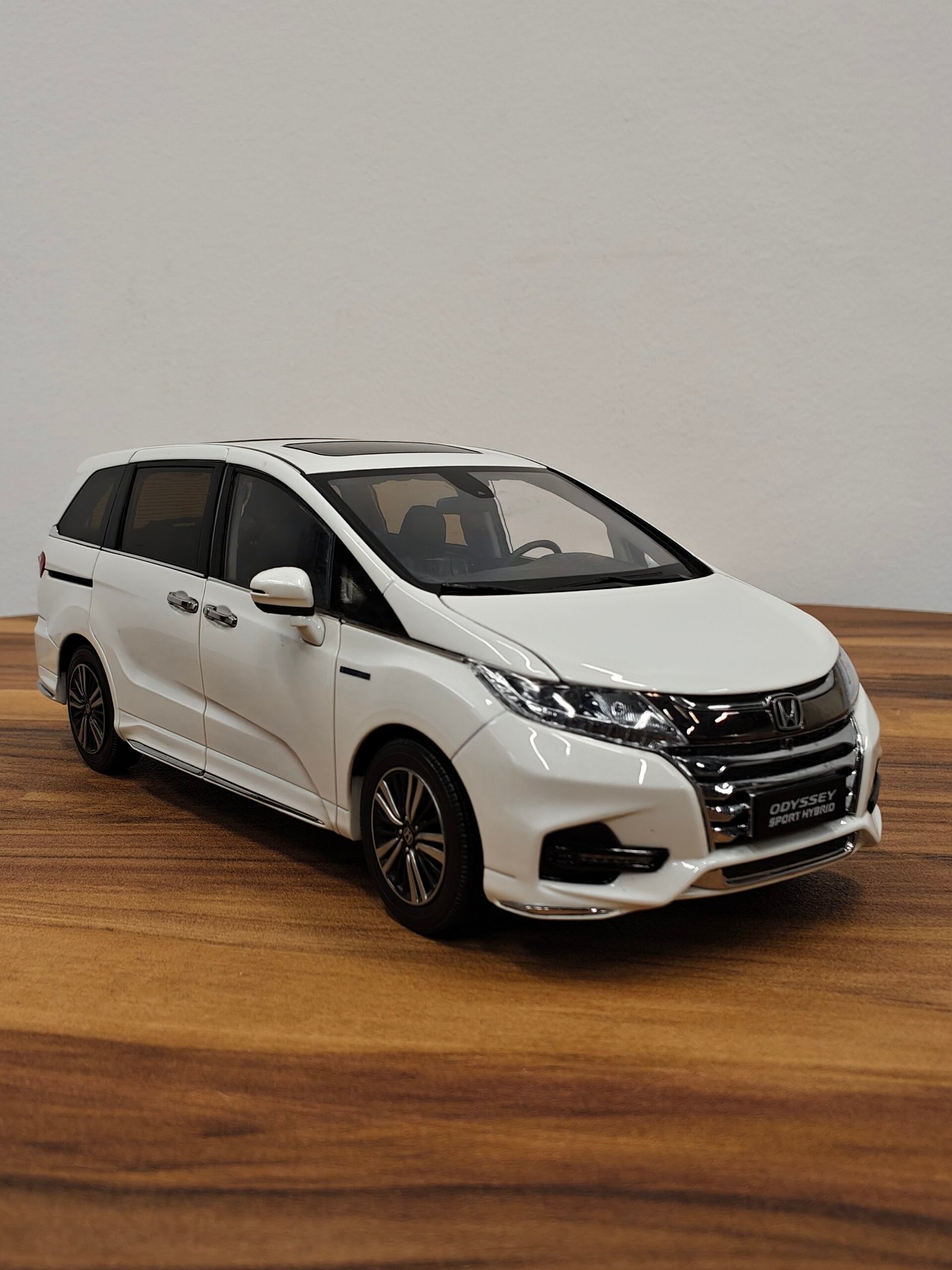 Honda Odyssey Sport Hybbrid ( white) 1:18 - Image 4