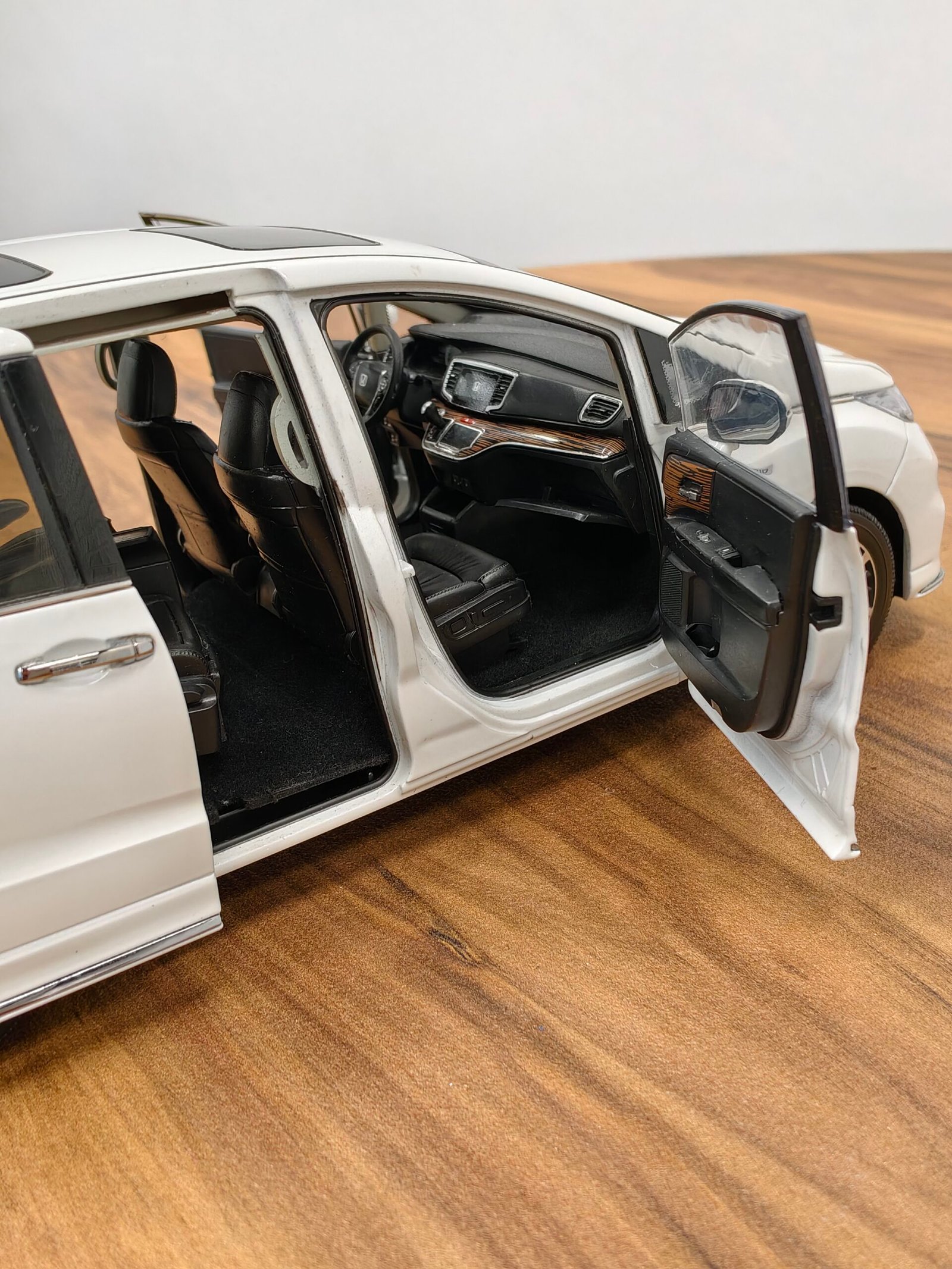 Honda Odyssey Sport Hybbrid ( white) 1:18 - Image 8