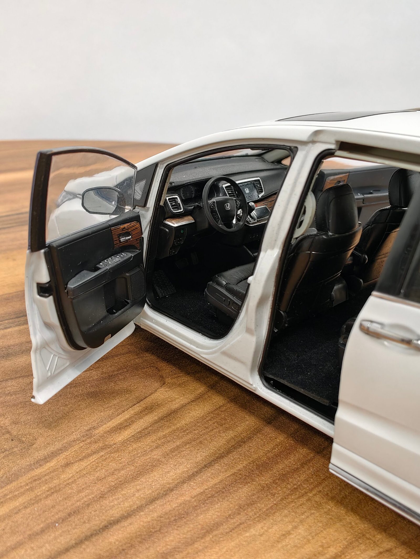 Honda Odyssey Sport Hybbrid ( white) 1:18 - Image 5