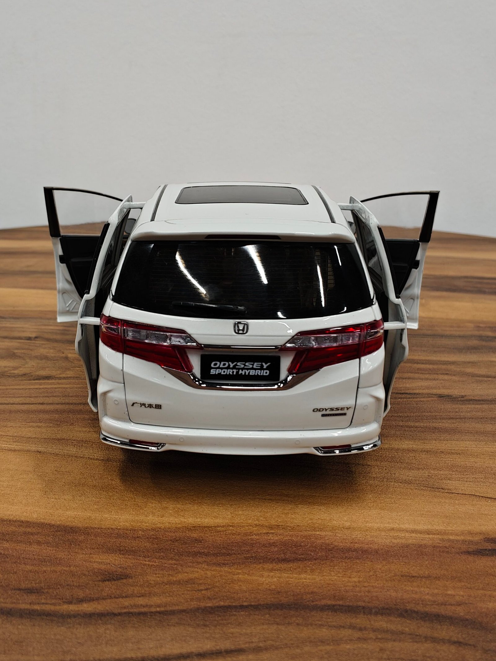 Honda Odyssey Sport Hybbrid ( white) 1:18 - Image 6