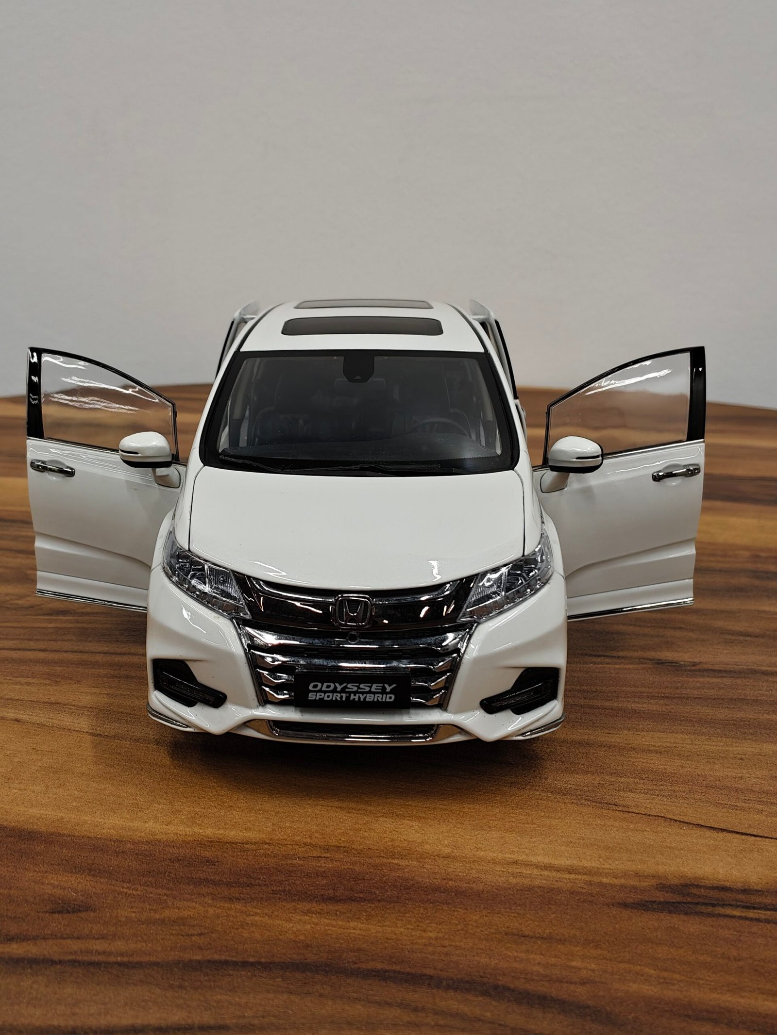 Honda Odyssey Sport Hybbrid ( white) 1:18 - Image 7