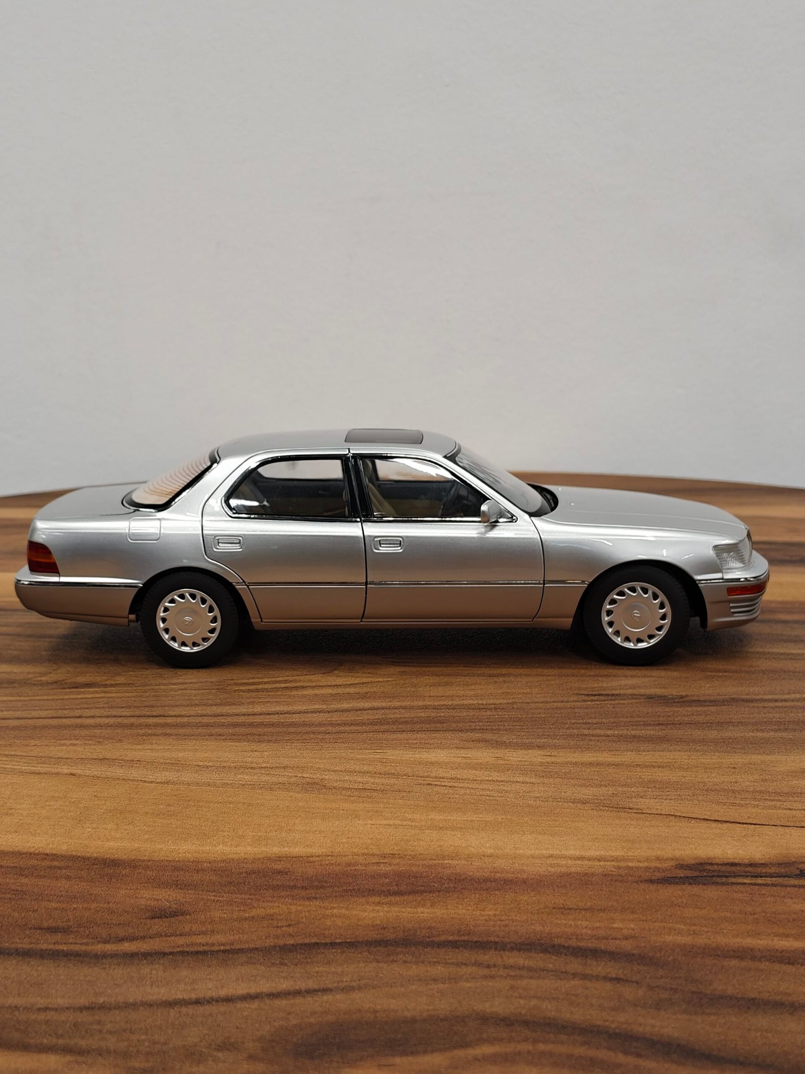Lexus Ls400 (Silver) 1:18 - Image 2