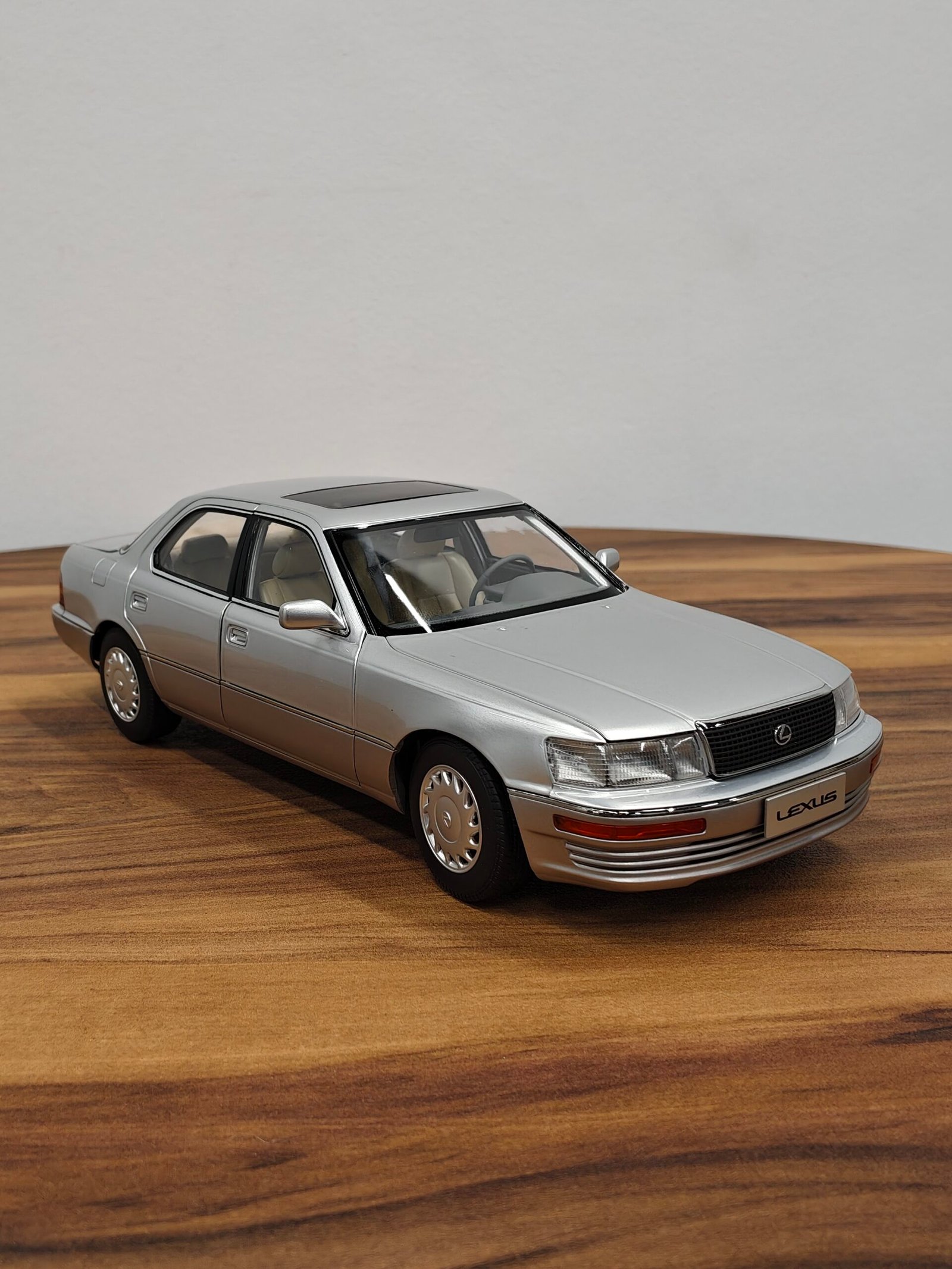 Lexus Ls400 (Silver) 1:18 - Image 3