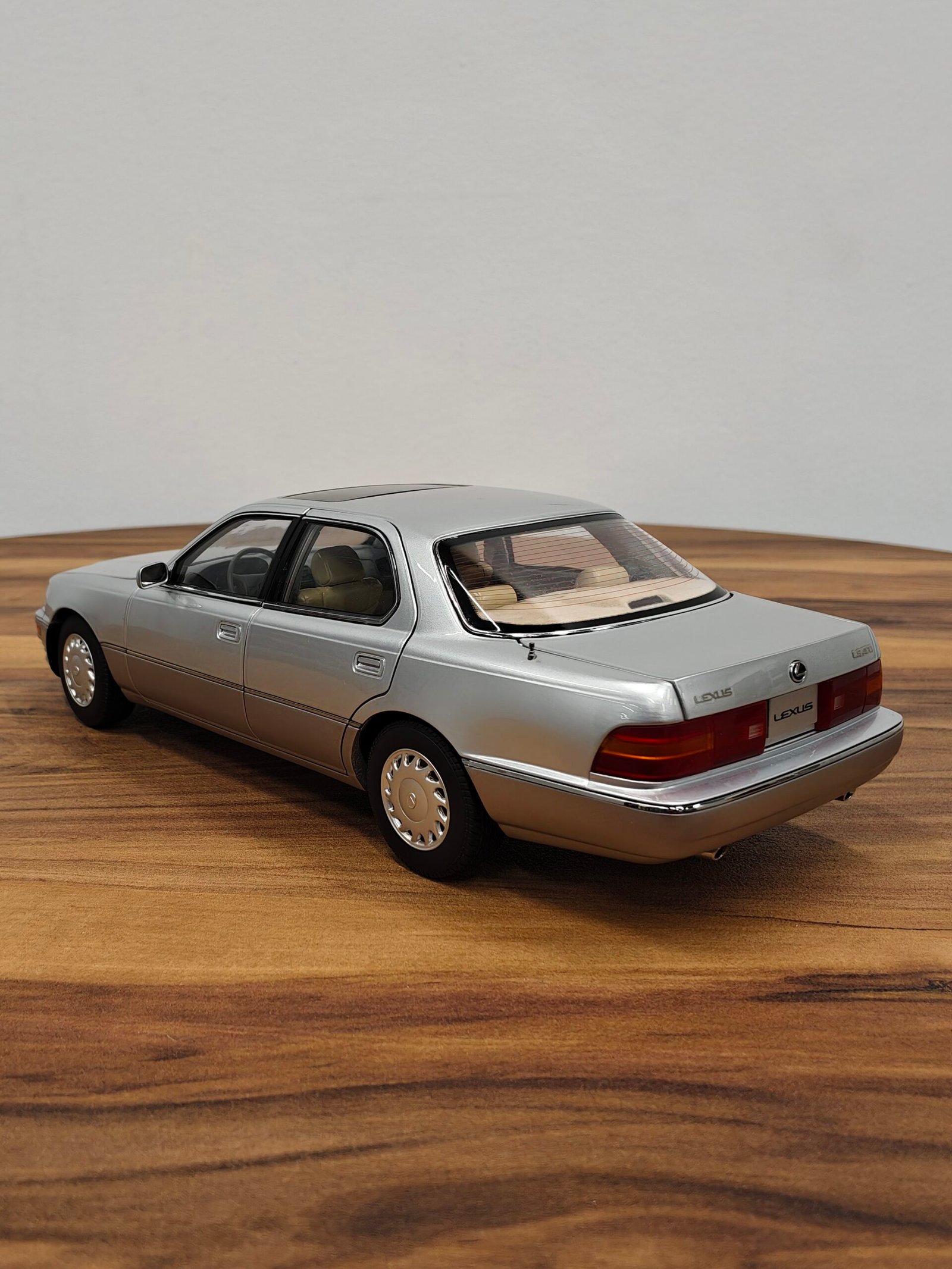Lexus Ls400 (Silver) 1:18 - Image 4