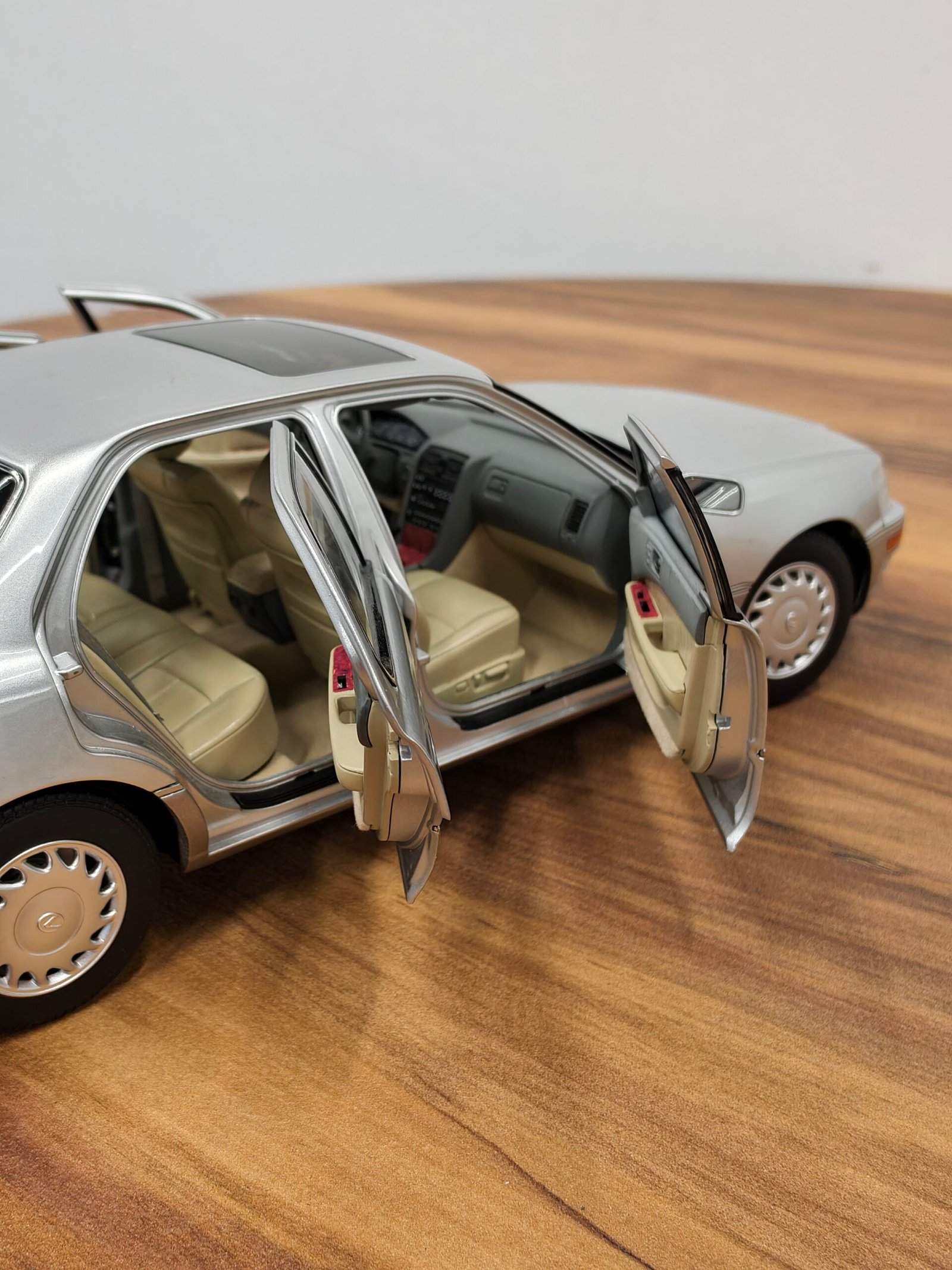 Lexus Ls400 (Silver) 1:18 - Image 5