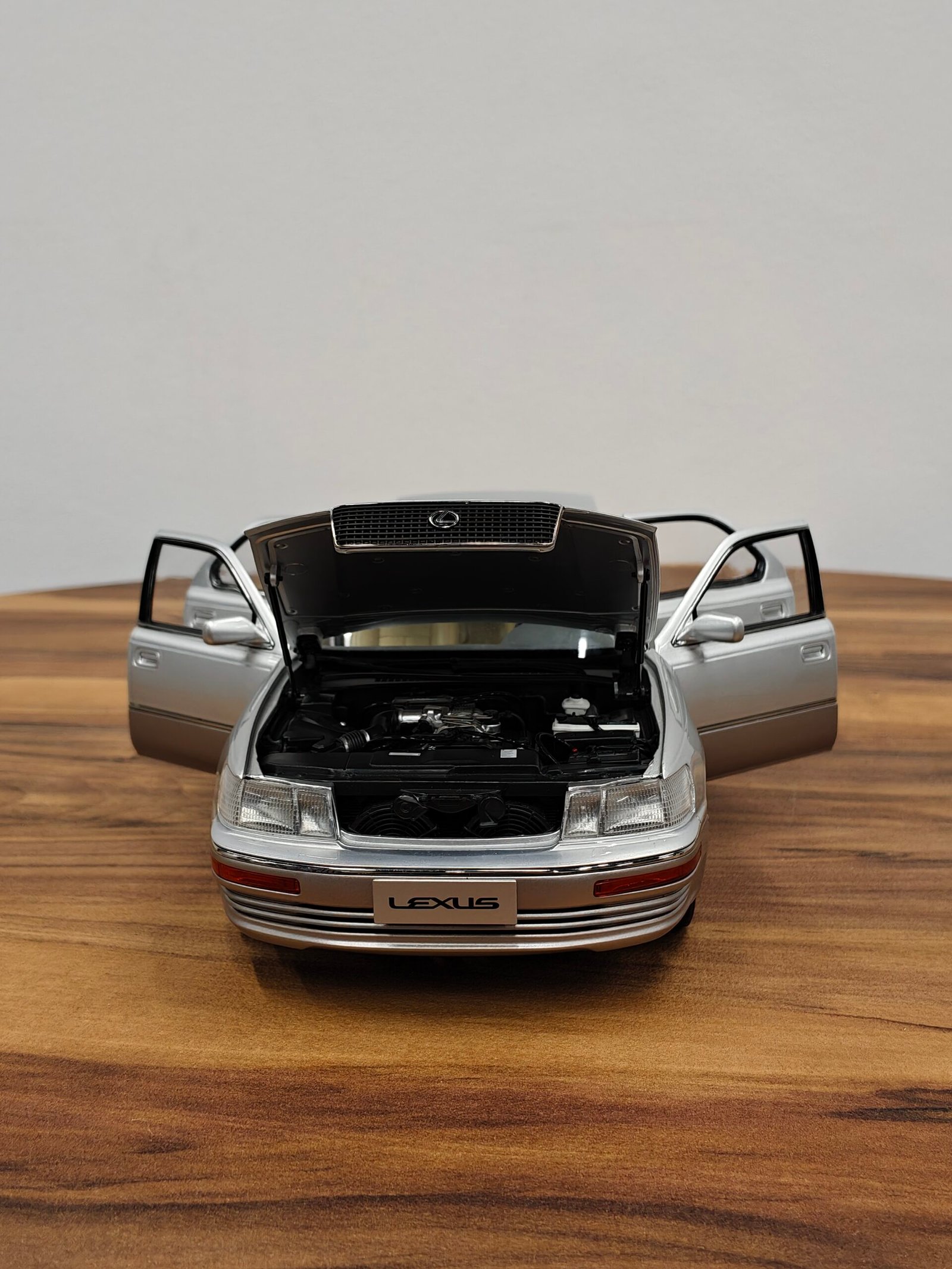 Lexus Ls400 (Silver) 1:18 - Image 8