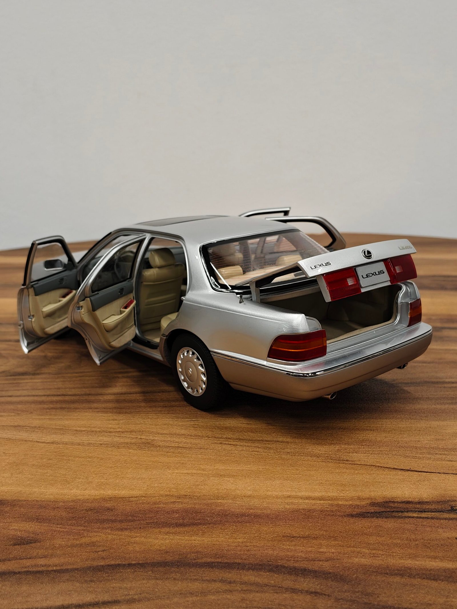 Lexus Ls400 (Silver) 1:18 - Image 9