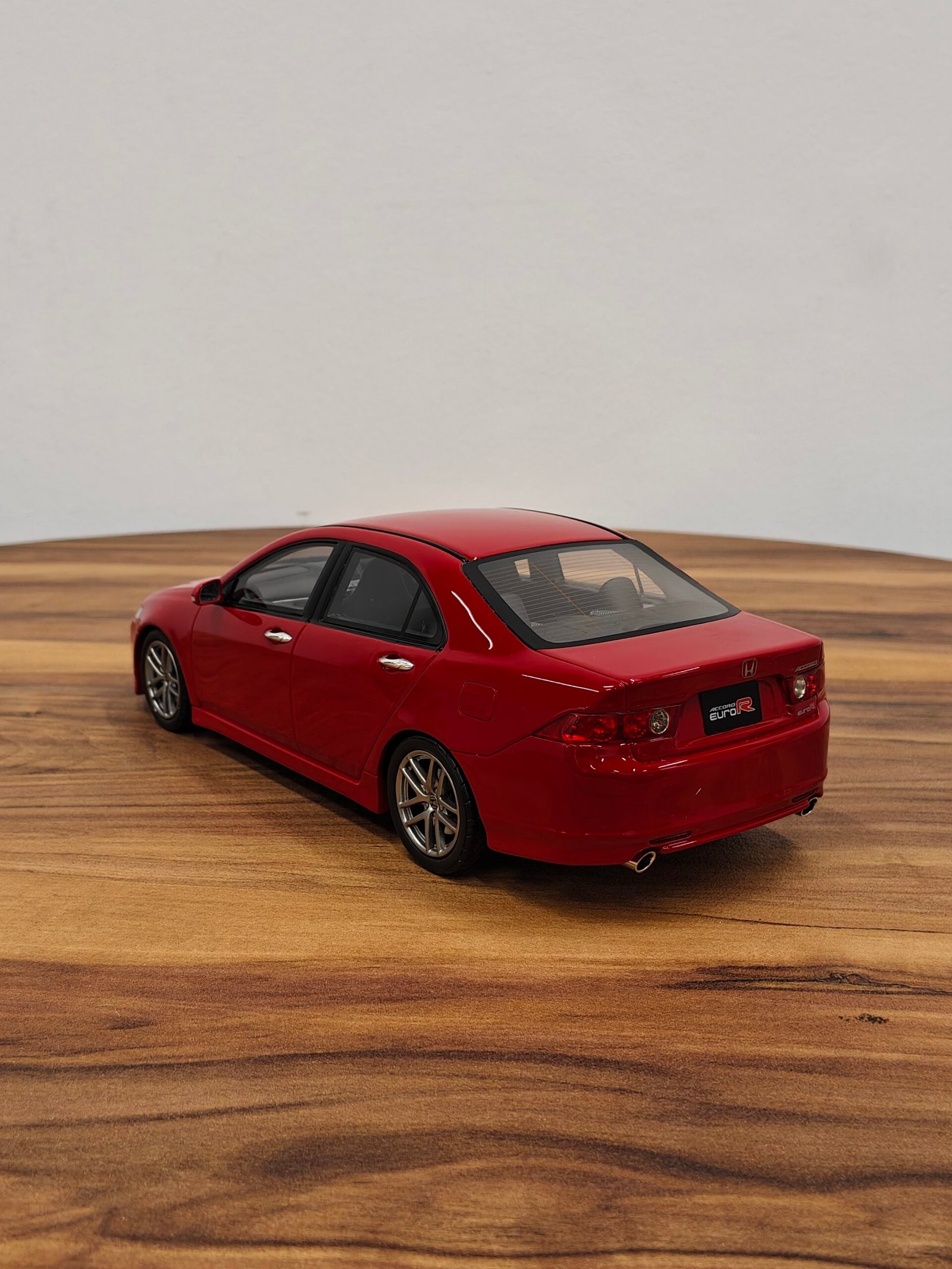 Honda Accord Euro R (CL7) Red 1:18 - Image 2
