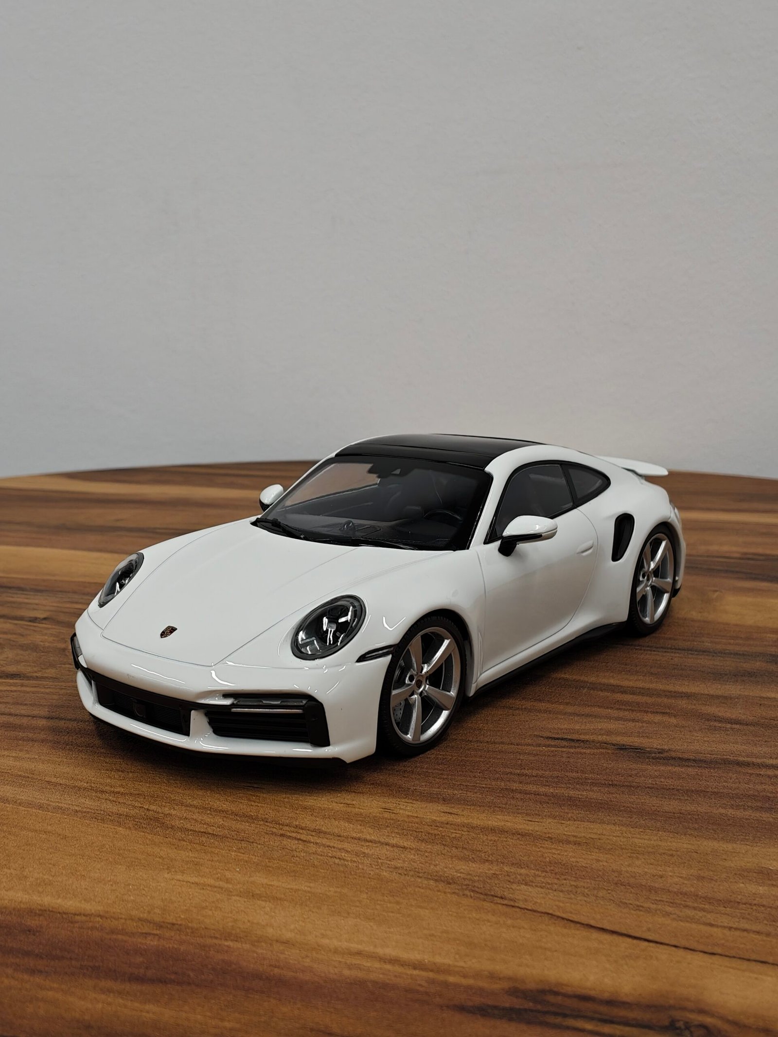 Porsche 911 Turbo S (White) Scale 1/18