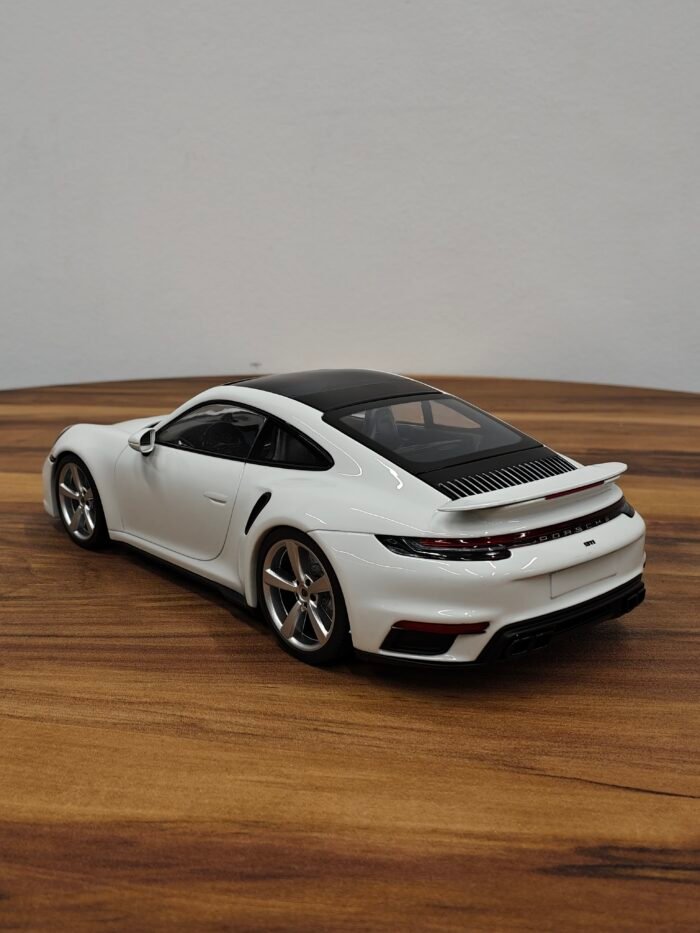 Porsche 911 Turbo S (White) Scale 1/18 - Image 2