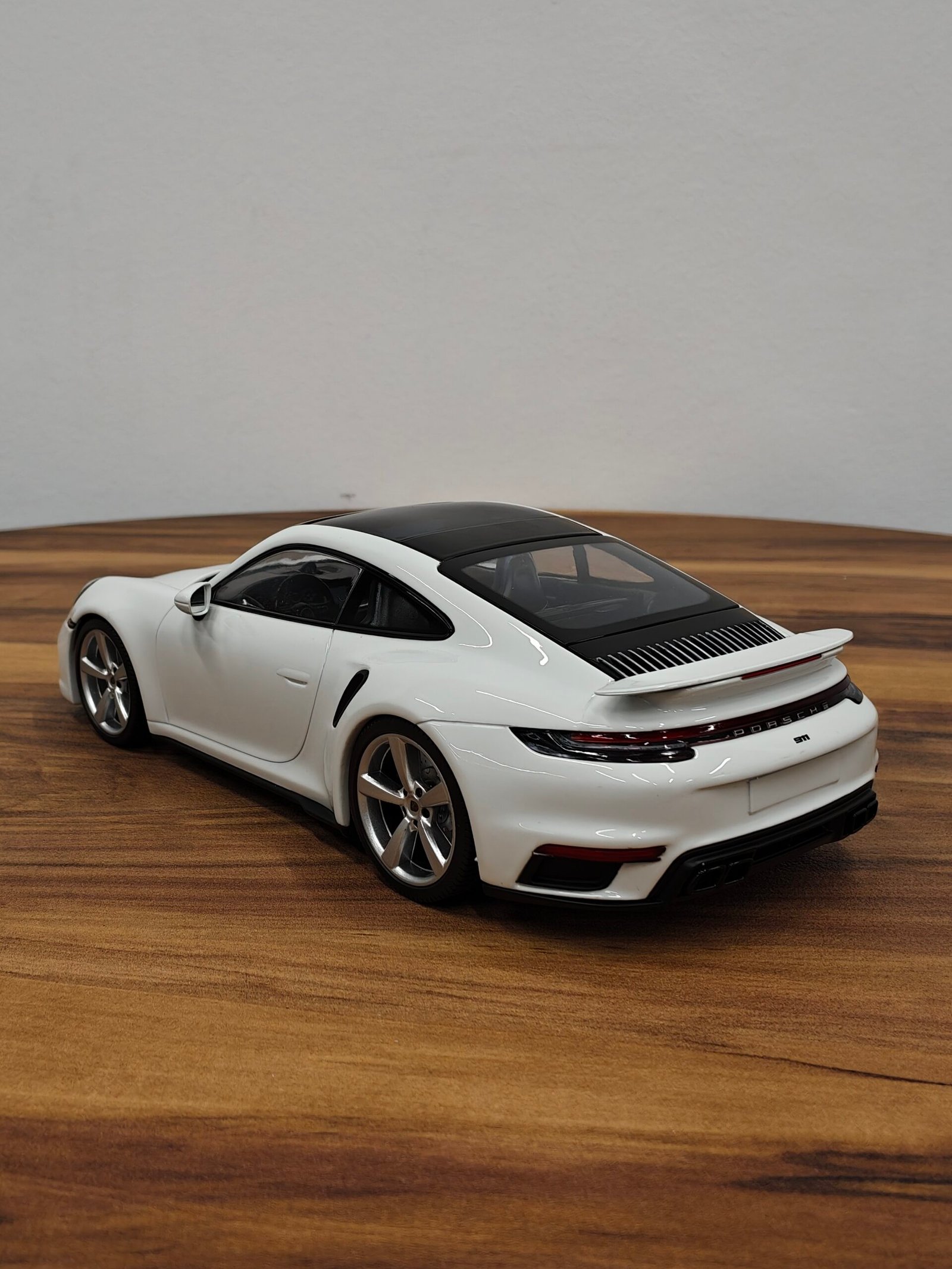 Porsche 911 Turbo S (White) Scale 1/18 - Image 2