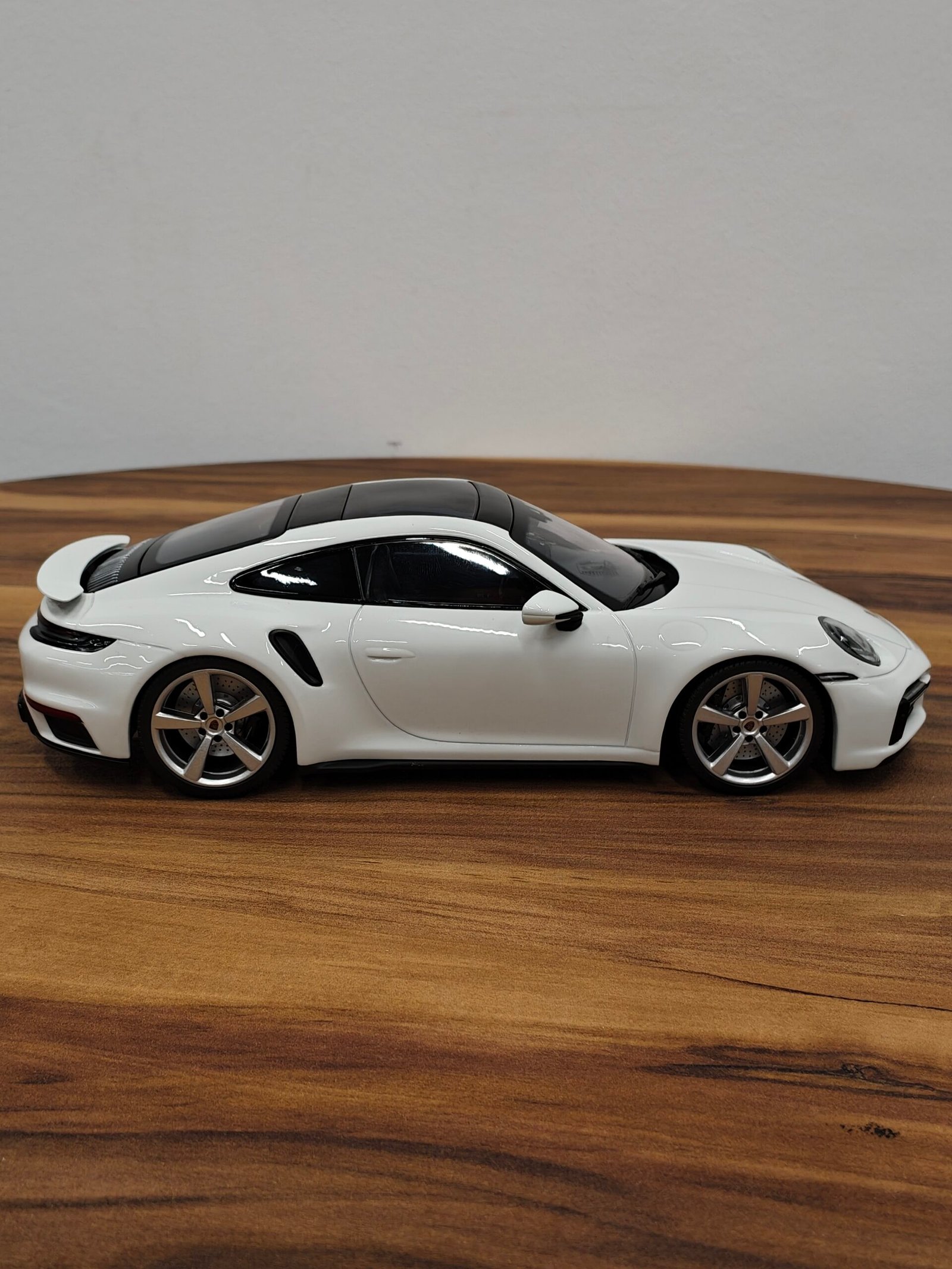 Porsche 911 Turbo S (White) Scale 1/18 - Image 3