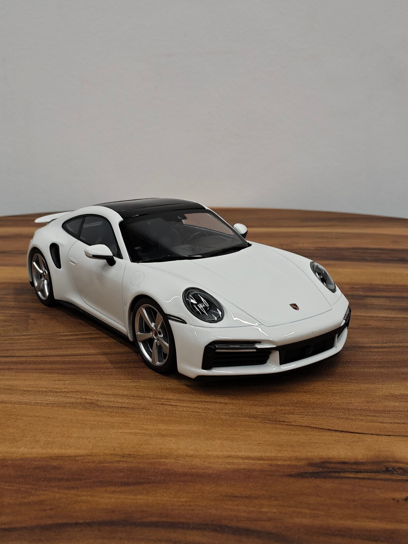 Porsche 911 Turbo S (White) Scale 1/18 - Image 4