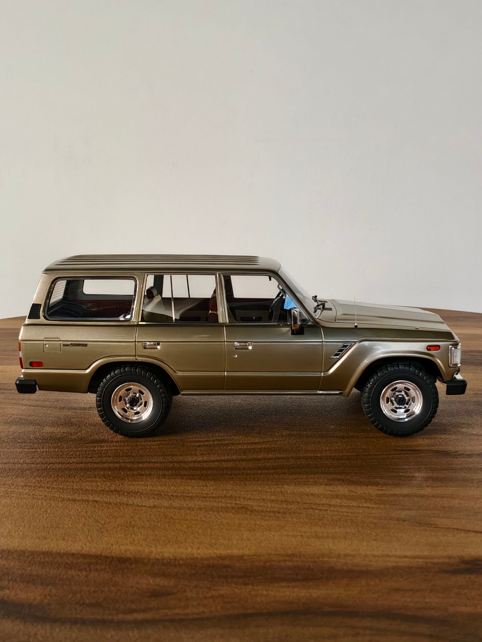 Toyota Land Cruiser 1987 J60 (Yellow) 1:18 - Image 3