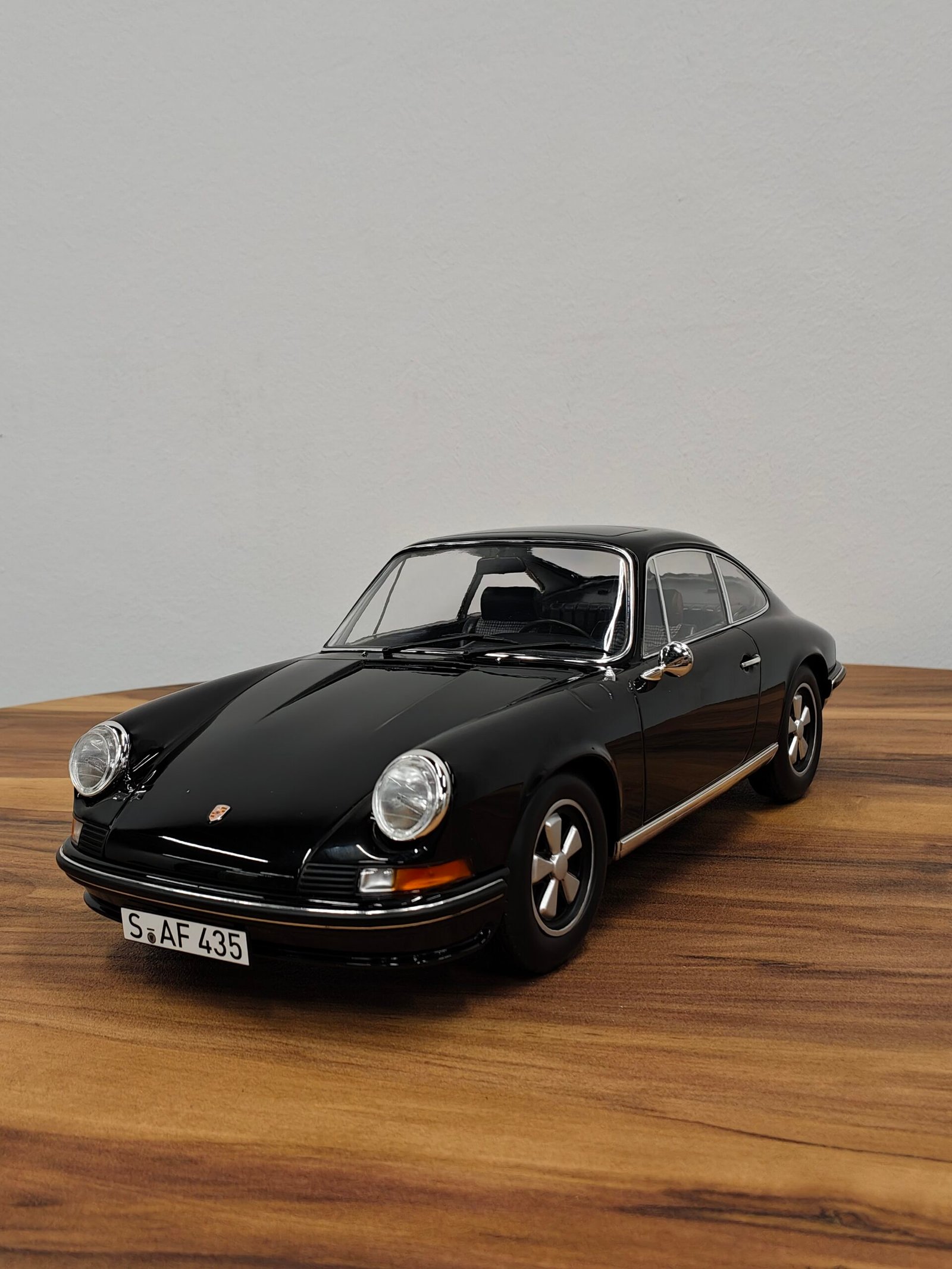 Porsche 911 S 1972 (Black) Scale 1/12