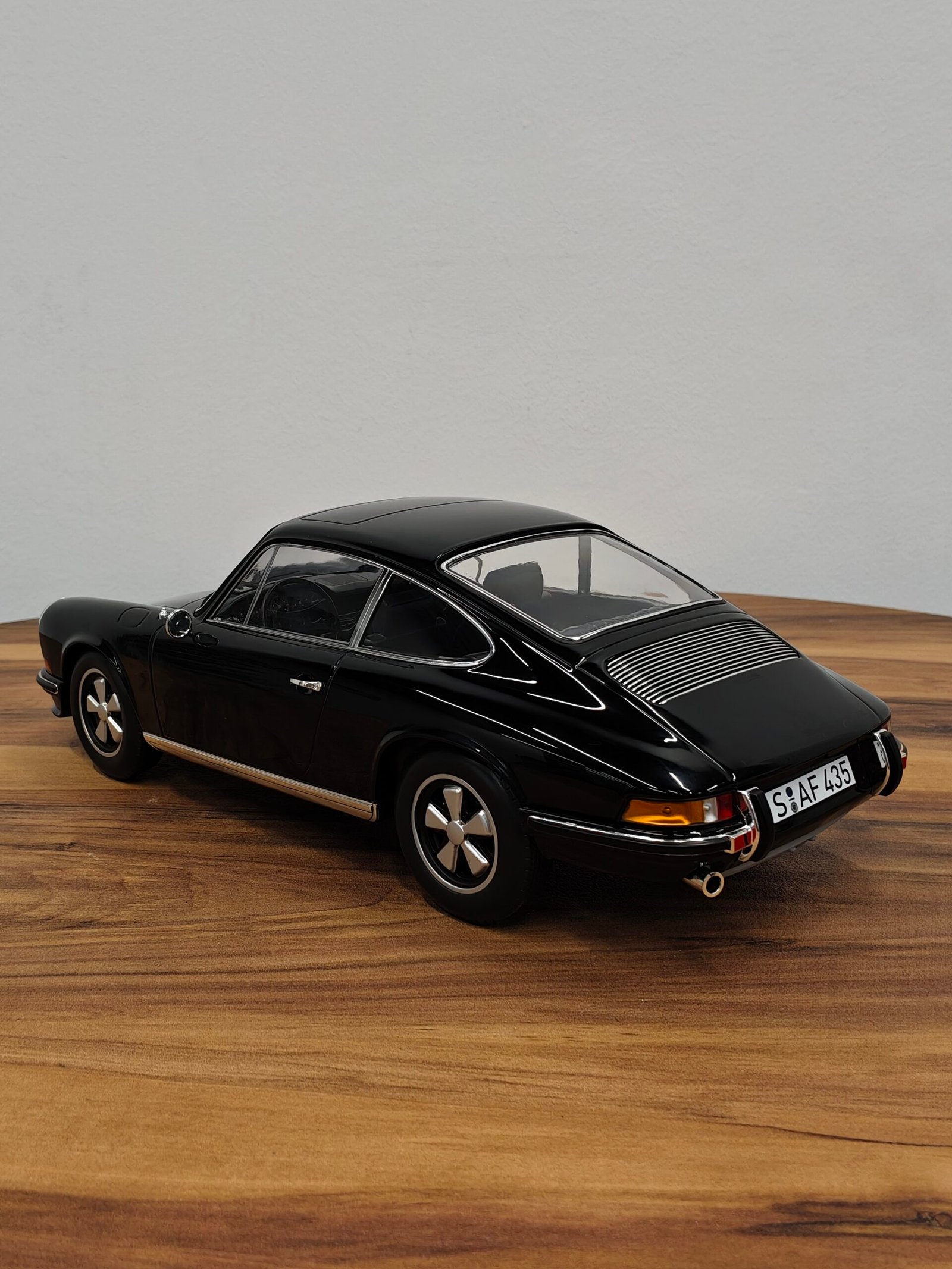 Porsche 911 S 1972 (Black) Scale 1/12 - Image 2