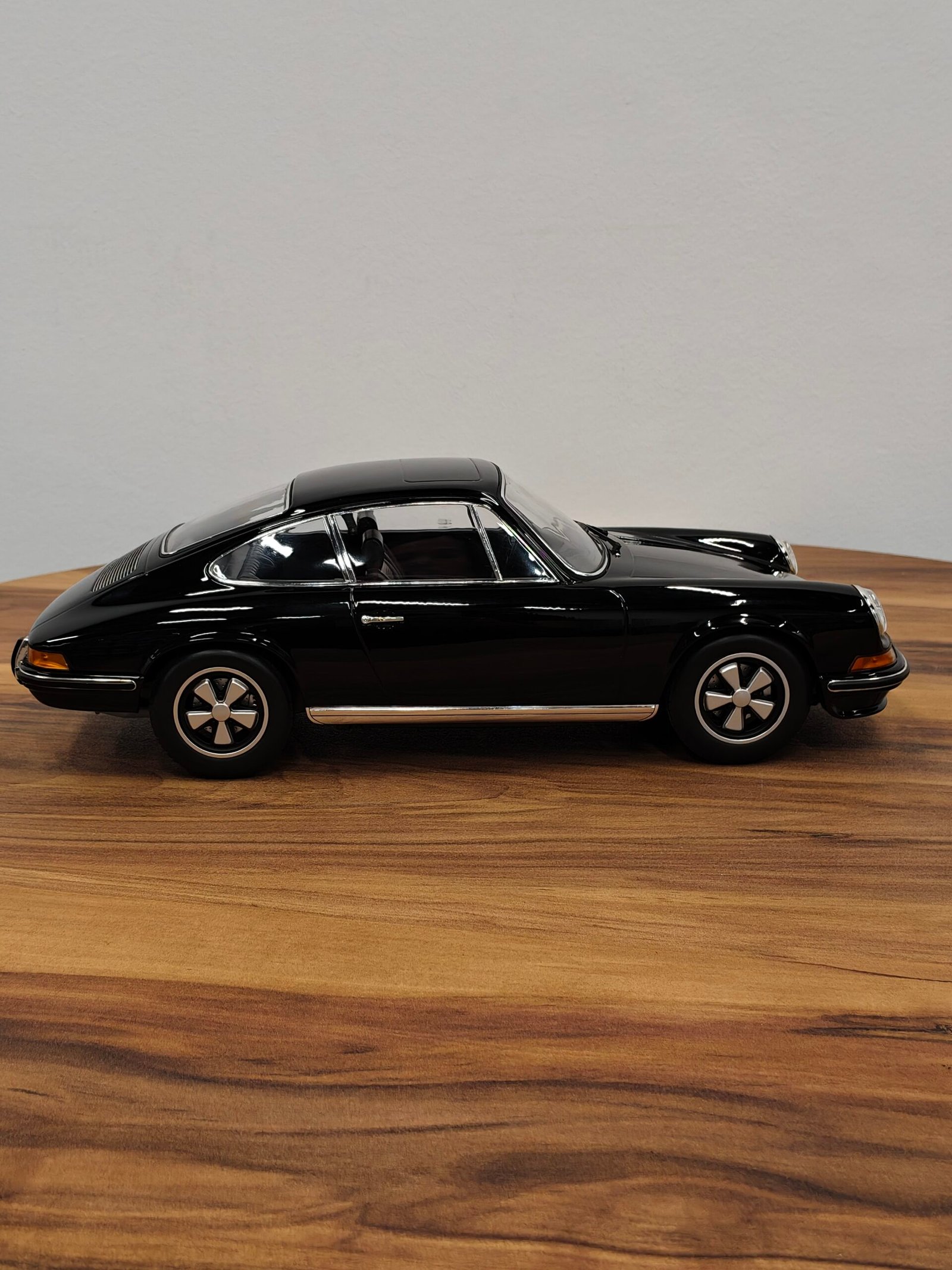 Porsche 911 S 1972 (Black) Scale 1/12 - Image 3