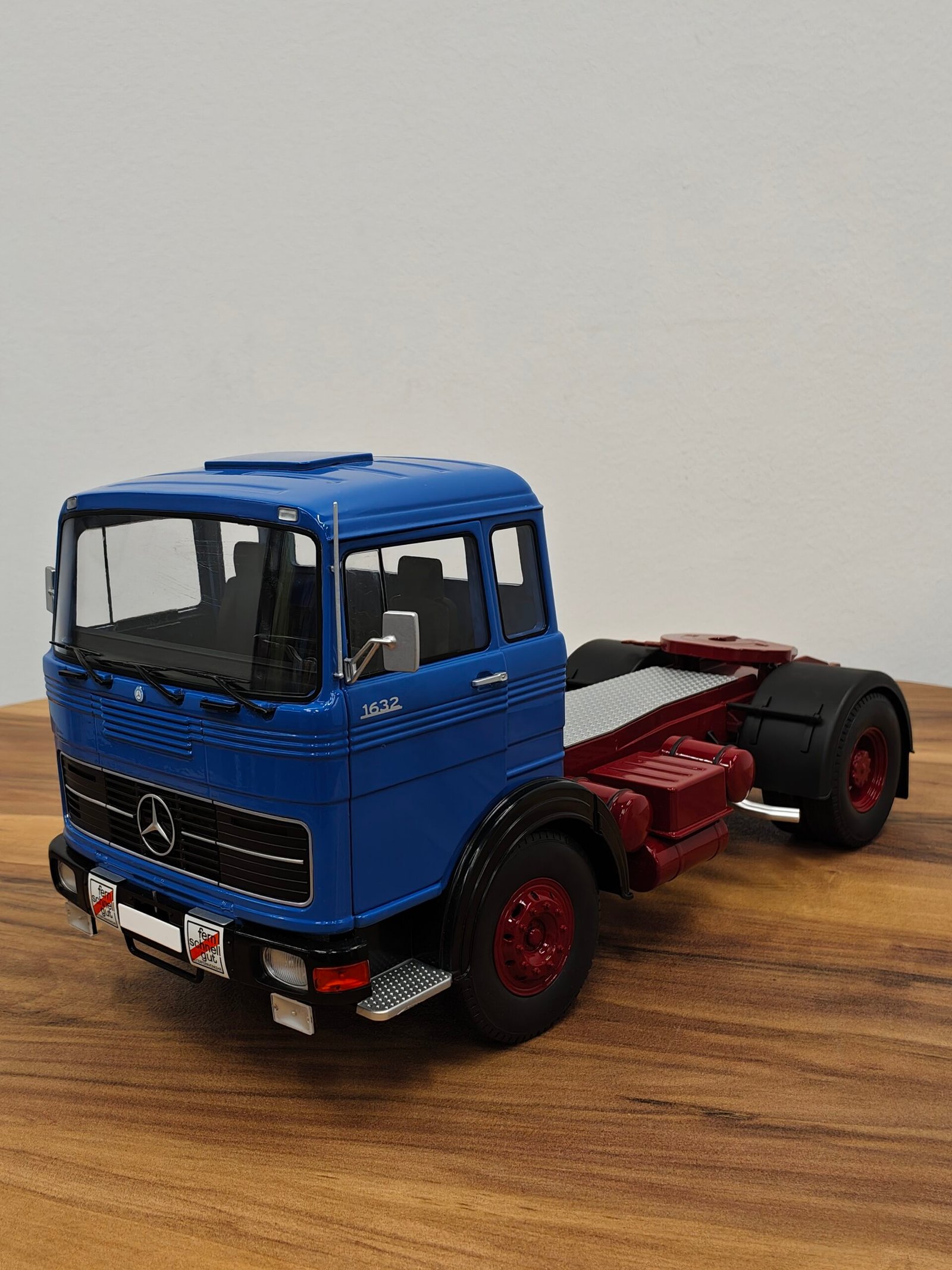 Road King Truck (Blue) Scale 1/18