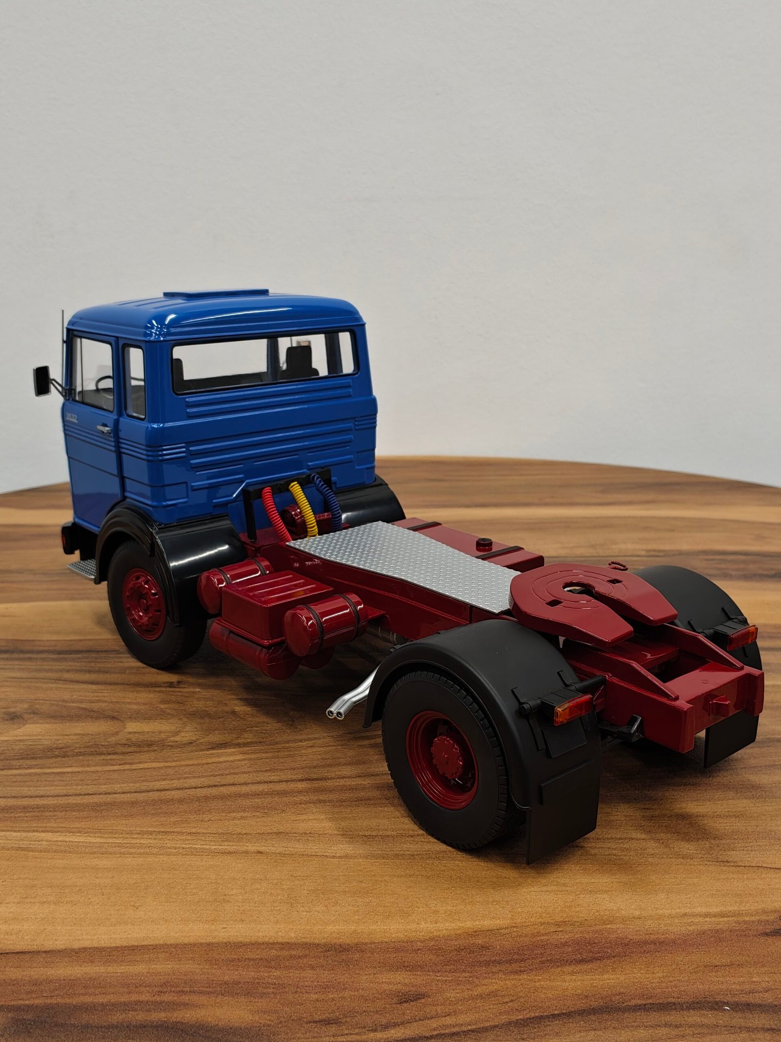 Road King Truck (Blue) Scale 1/18 - Image 2