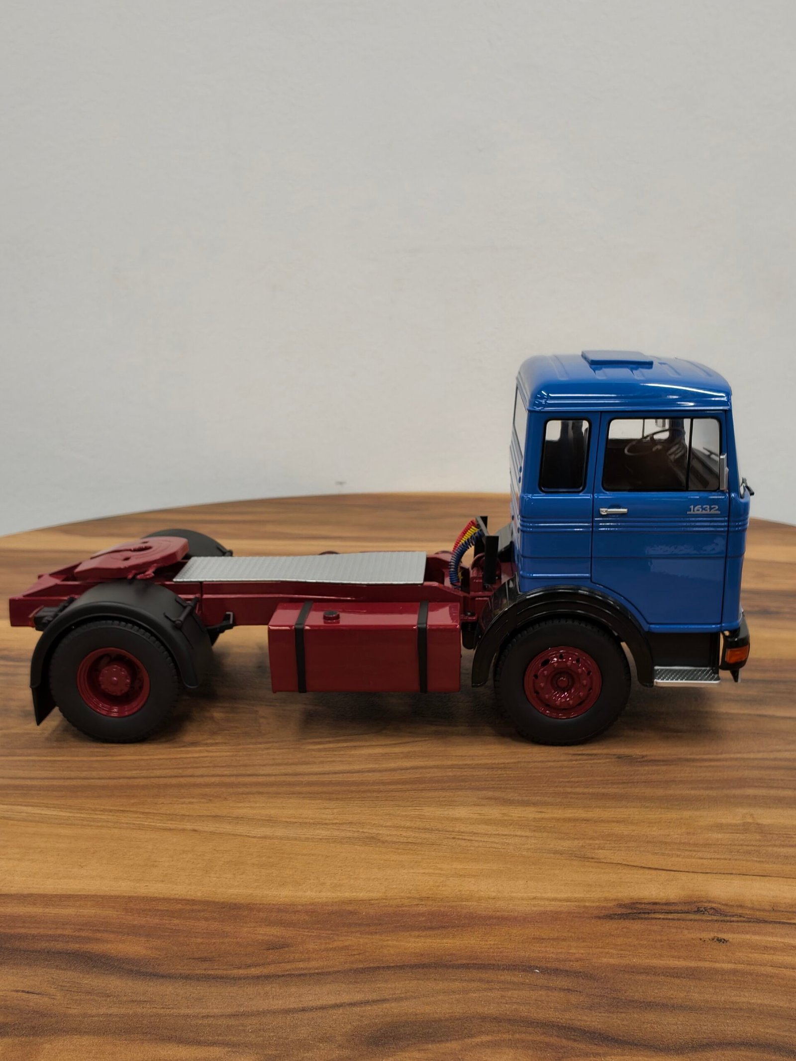 Road King Truck (Blue) Scale 1/18 - Image 3