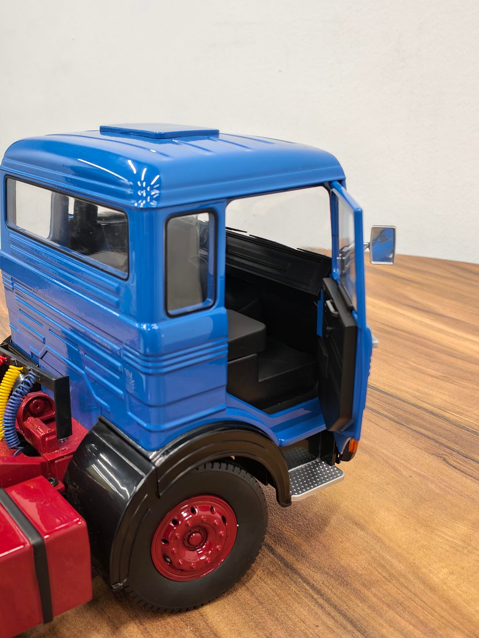Road King Truck (Blue) Scale 1/18 - Image 6
