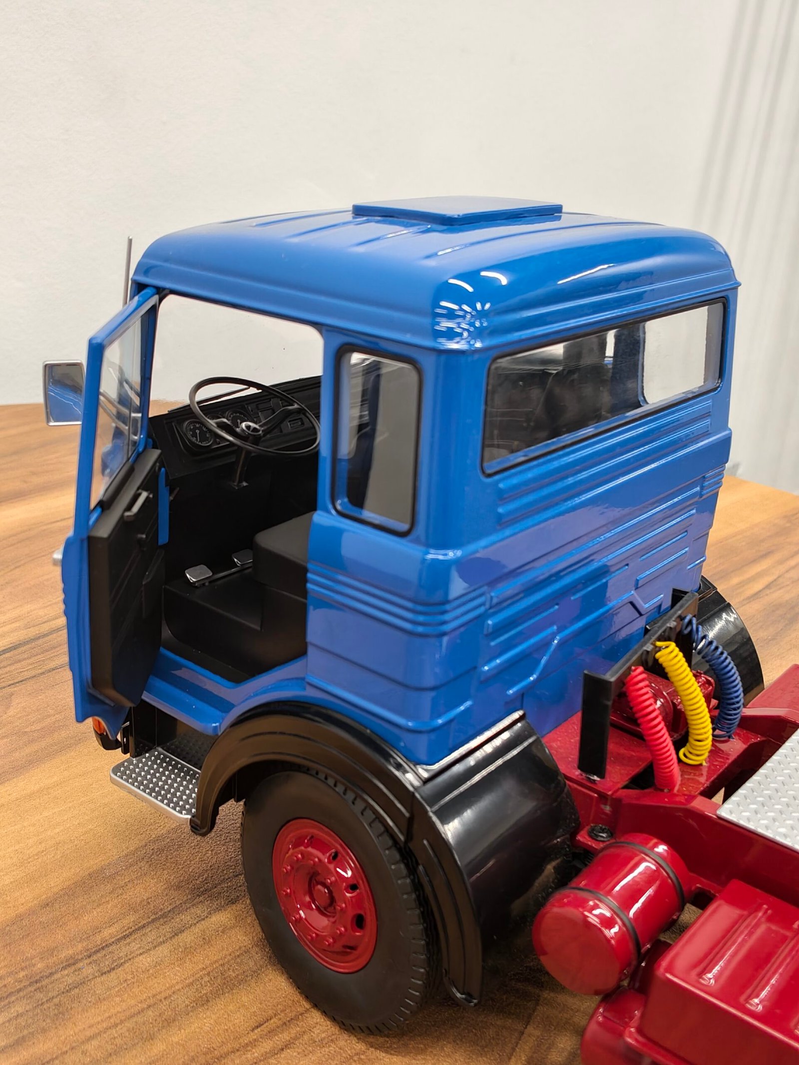 Road King Truck (Blue) Scale 1/18 - Image 5