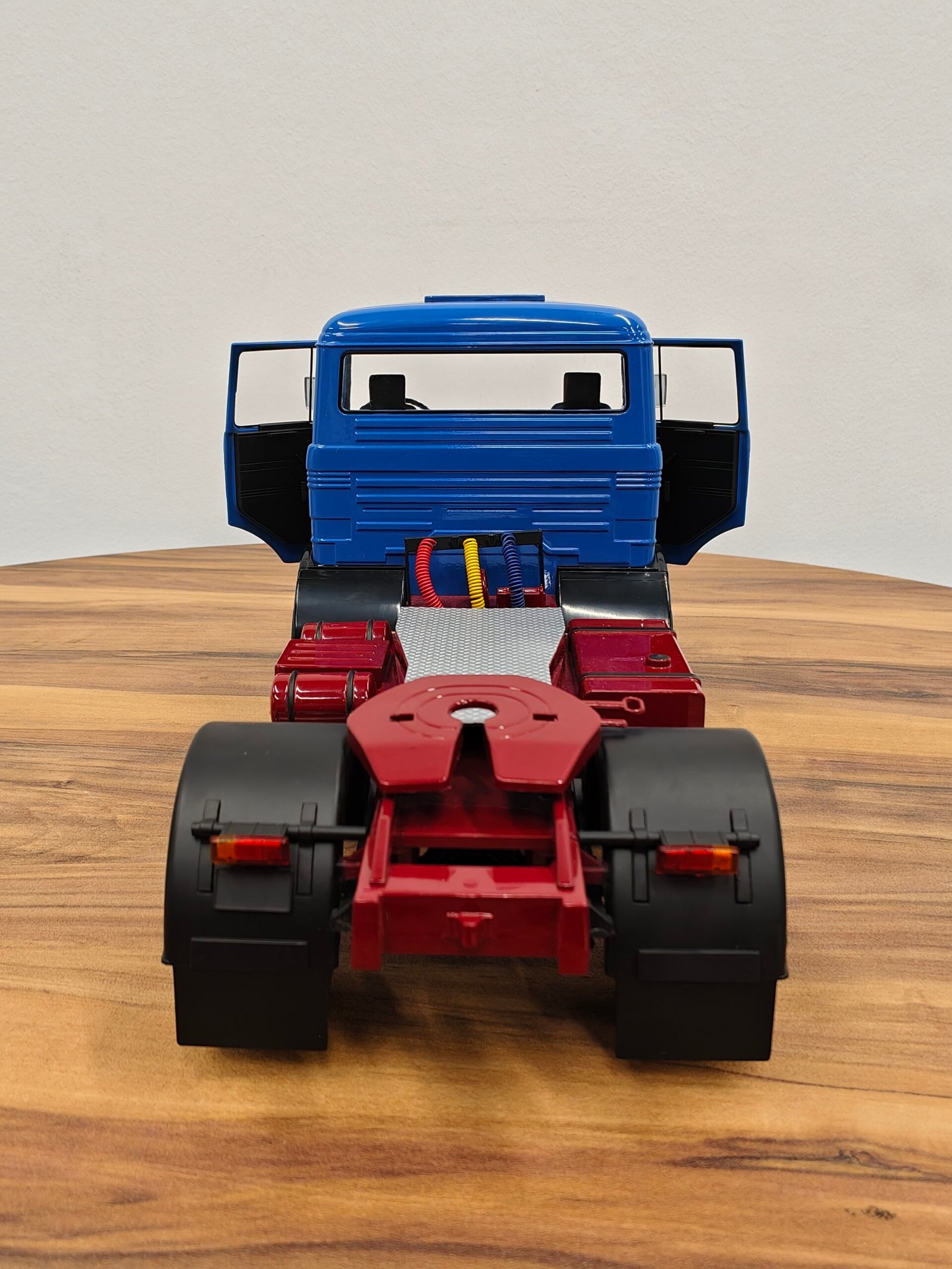 Road King Truck (Blue) Scale 1/18 - Image 7