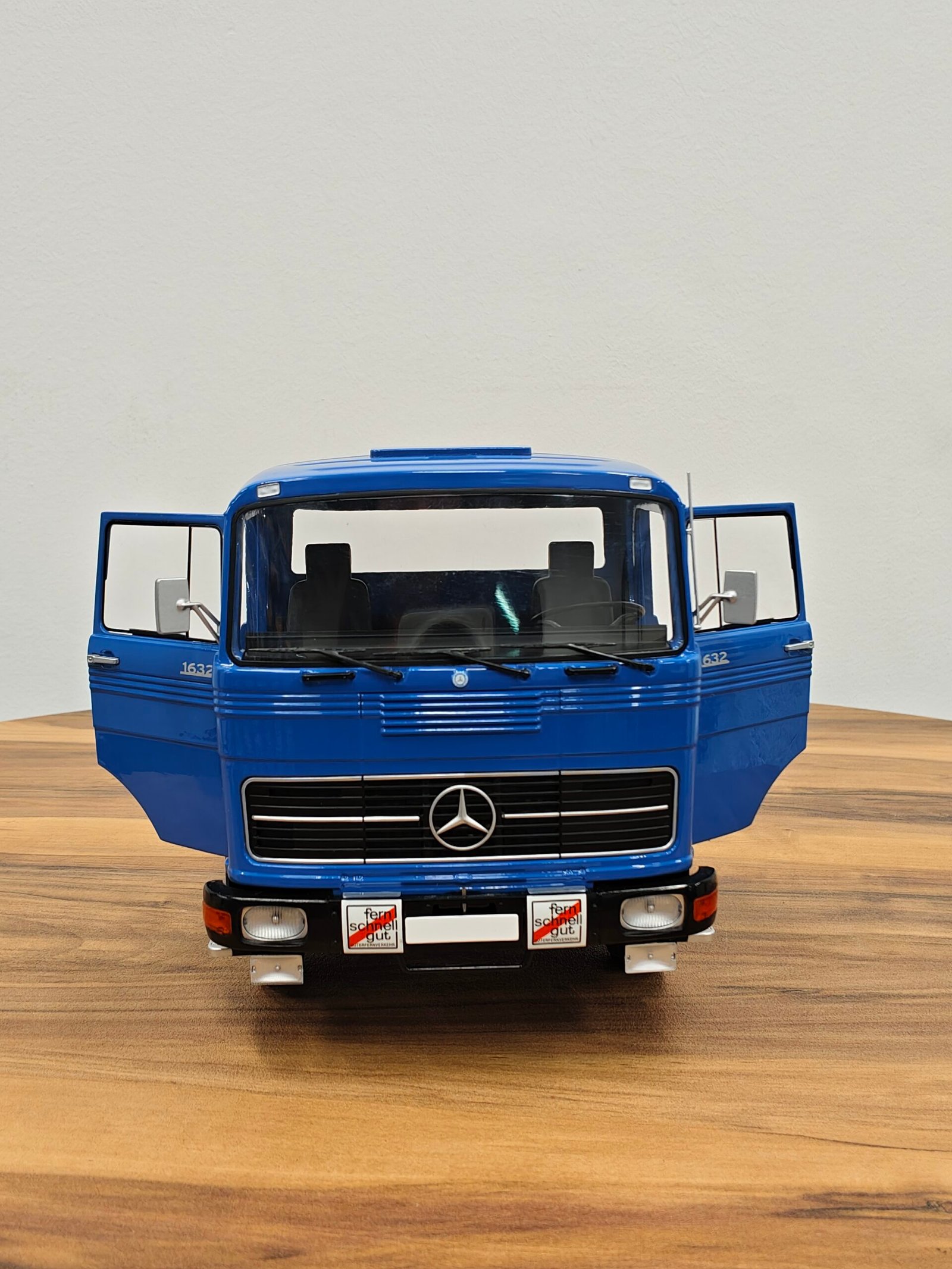 Road King Truck (Blue) Scale 1/18 - Image 8