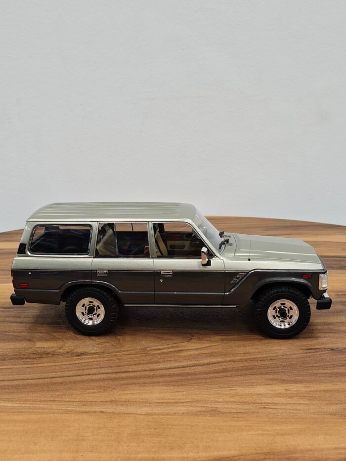 Toyota Land Cruiser 1987 J60 (Silver) 1:18 - Image 2