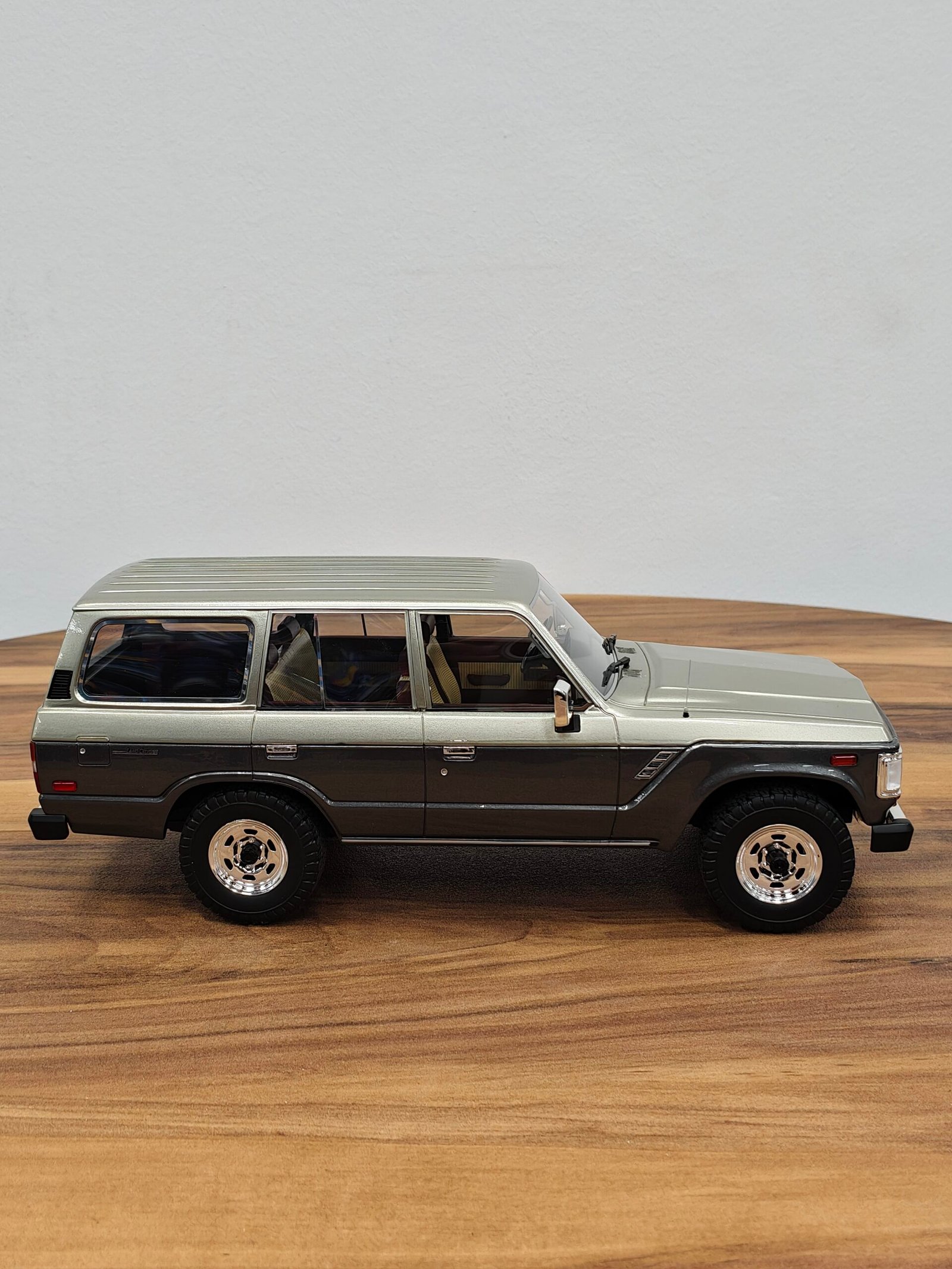 Toyota Land Cruiser 1987 J60 (Silver) 1:18 - Image 2