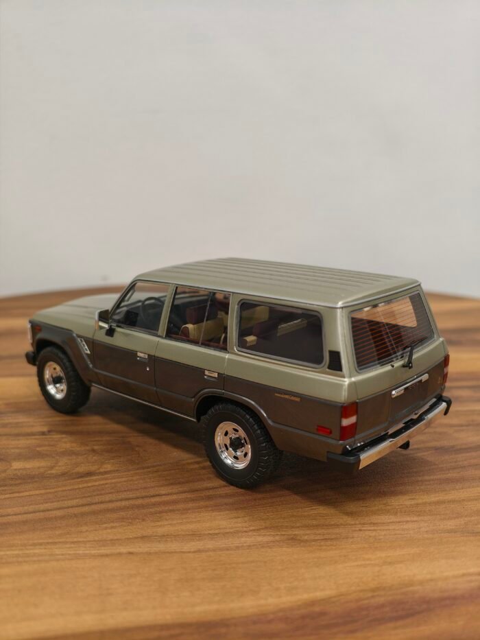 Toyota Land Cruiser 1987 J60 (Silver) 1:18 - Image 3