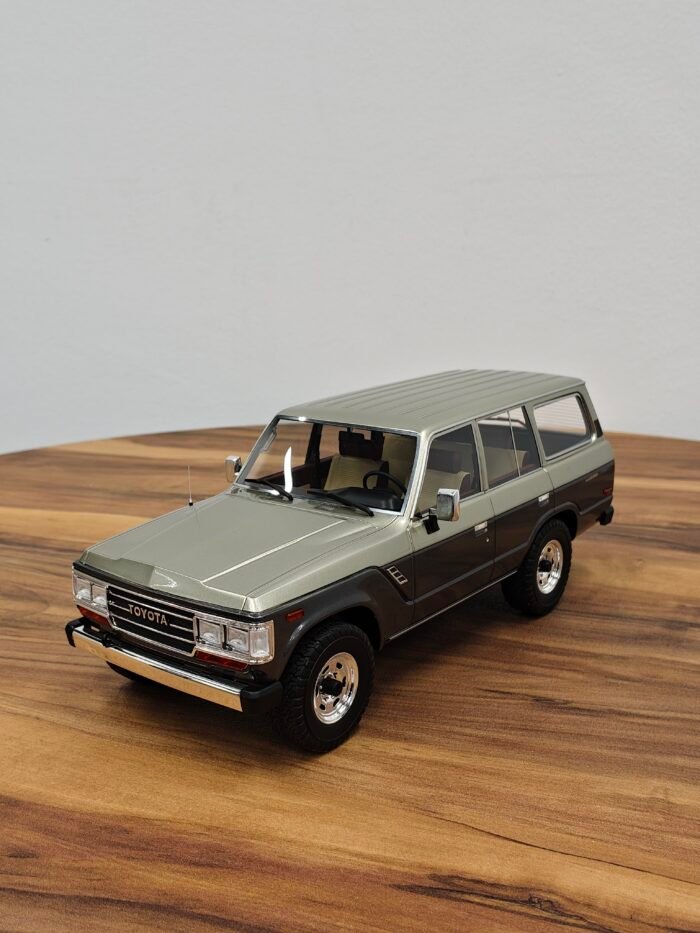 Toyota Land Cruiser 1987 J60 (Silver) 1:18