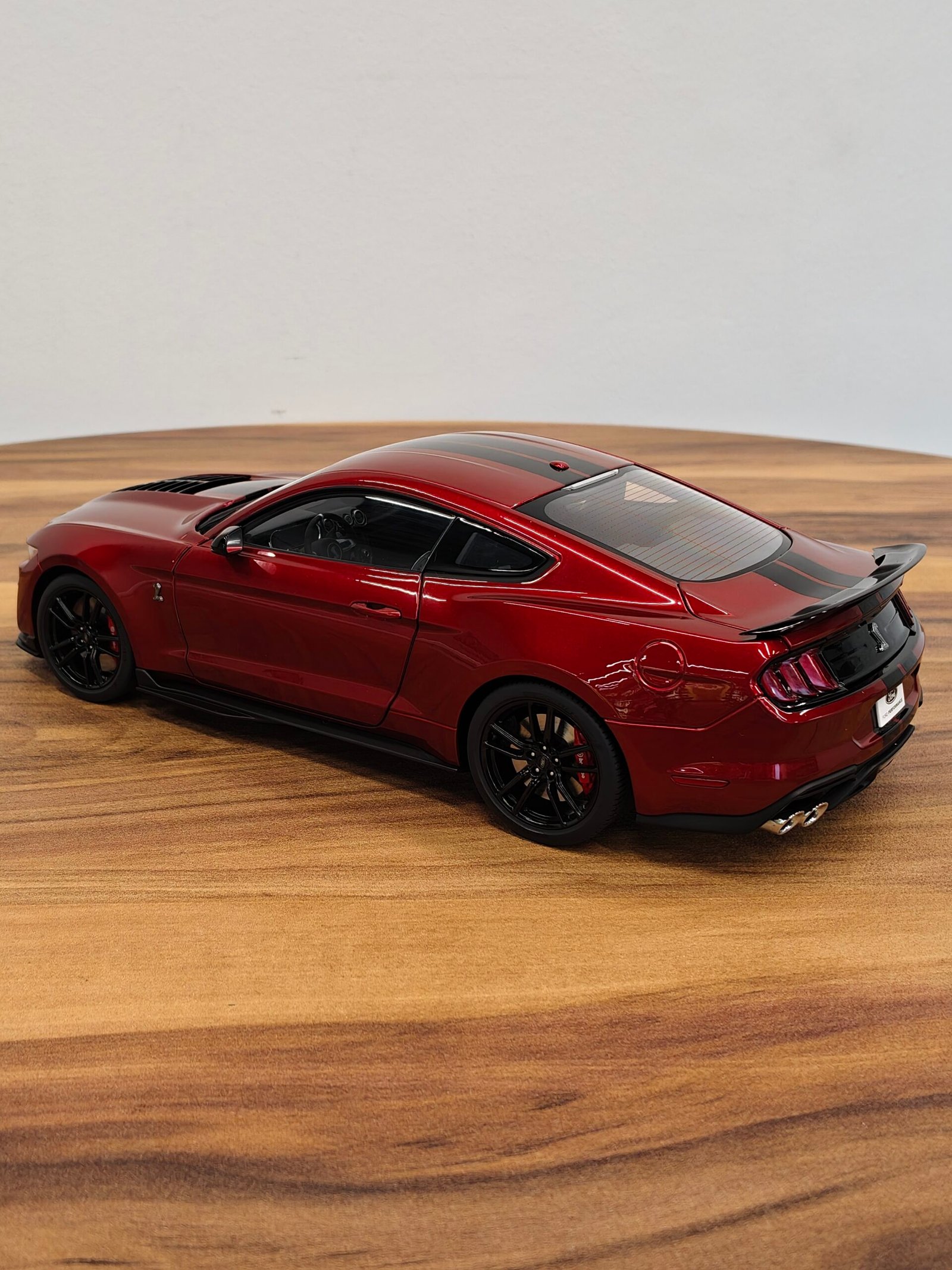 Ford Mustang Shelby GT500 (Rapid Red) Scale 1/18 - Image 2