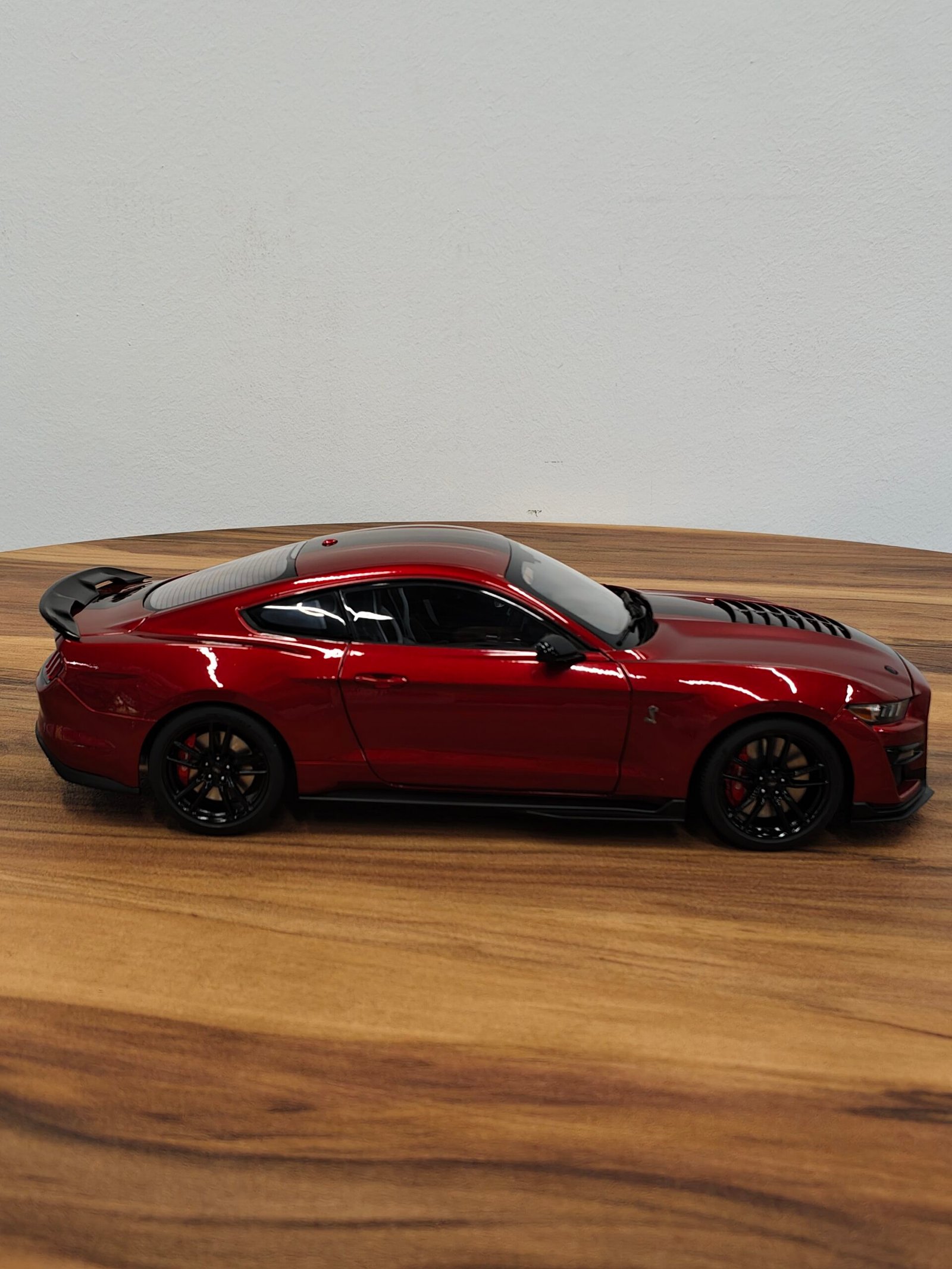 Ford Mustang Shelby GT500 (Rapid Red) Scale 1/18 - Image 3