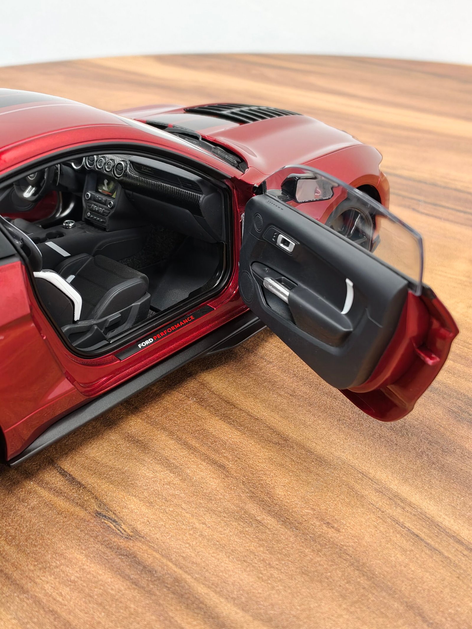 Ford Mustang Shelby GT500 (Rapid Red) Scale 1/18 - Image 6