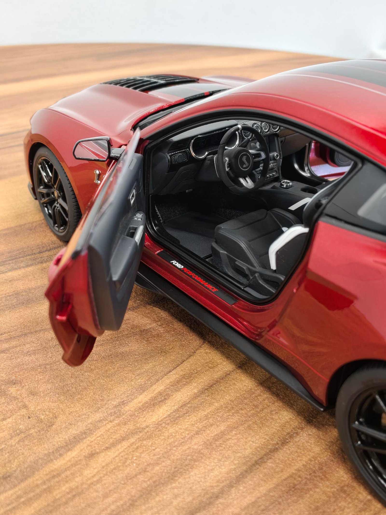 Ford Mustang Shelby GT500 (Rapid Red) Scale 1/18 - Image 5