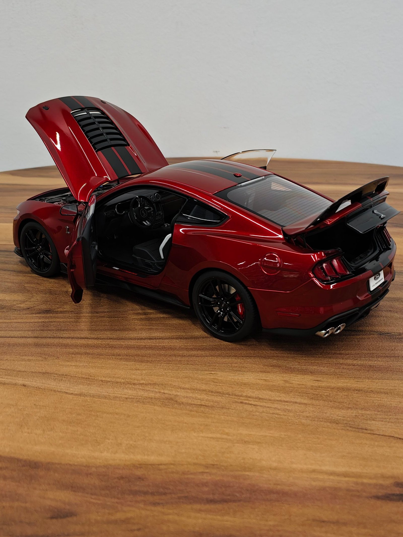 Ford Mustang Shelby GT500 (Rapid Red) Scale 1/18 - Image 7
