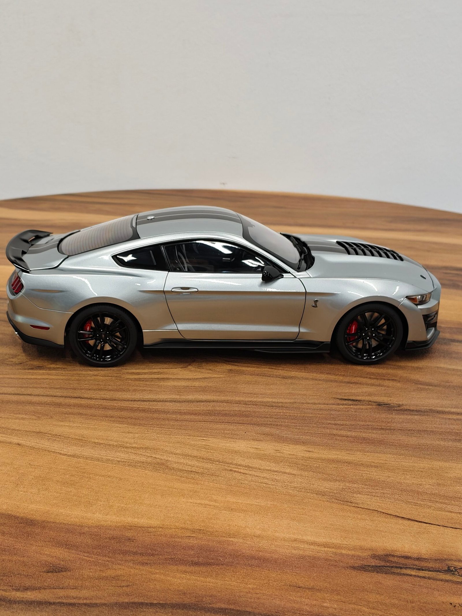 Ford Shelby Mustang GT500 (Iconic Silver) Scale 1/18 - Image 3