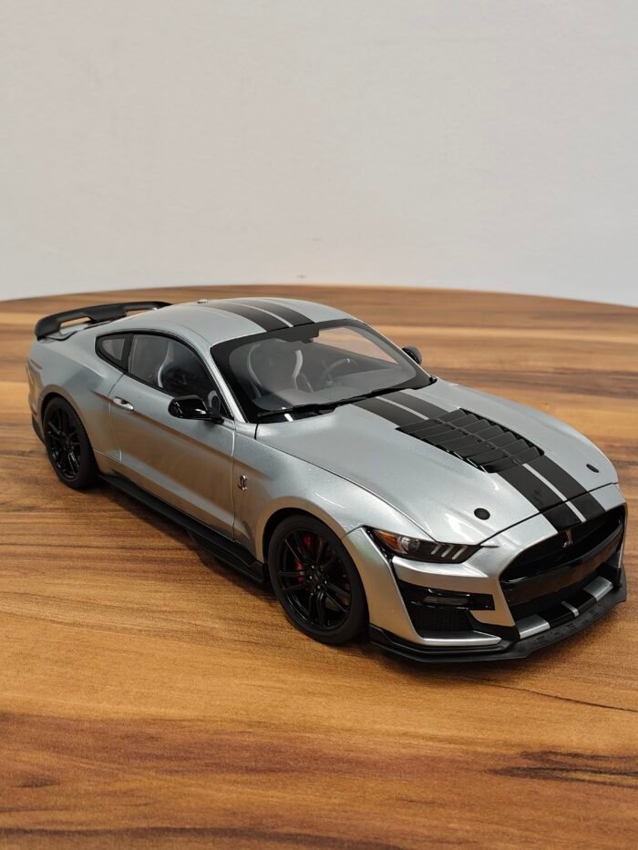 Ford Shelby Mustang GT500 (Iconic Silver) Scale 1/18 - Image 4