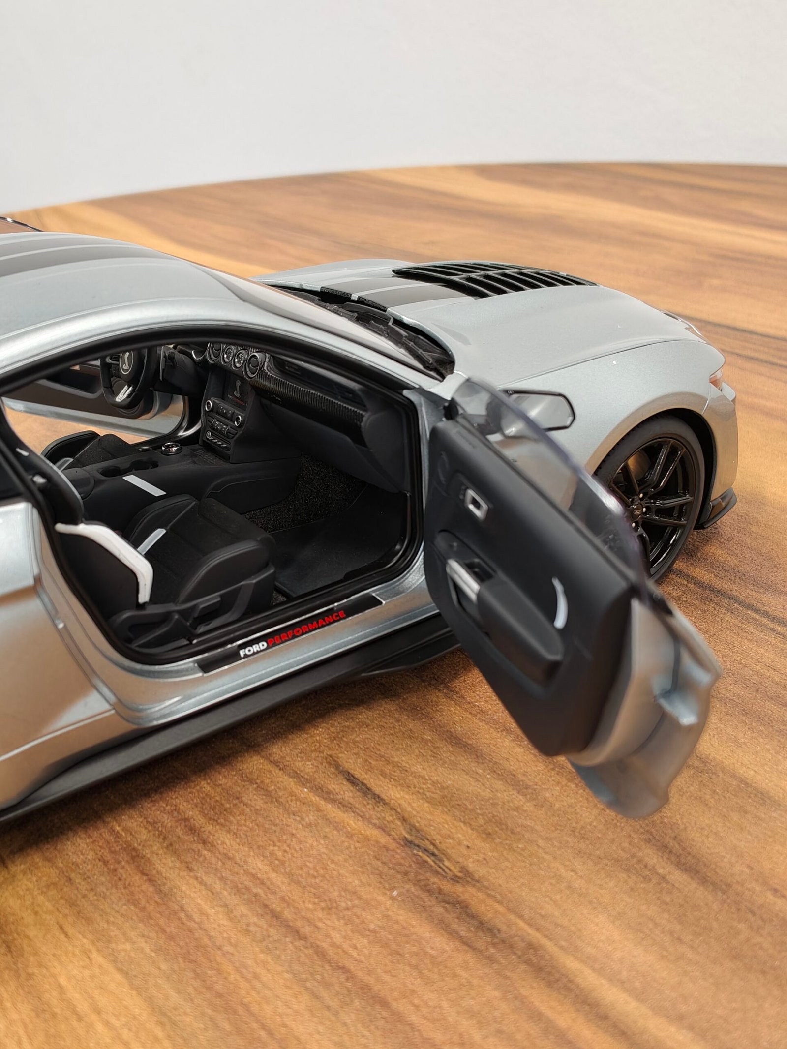 Ford Shelby Mustang GT500 (Iconic Silver) Scale 1/18 - Image 5