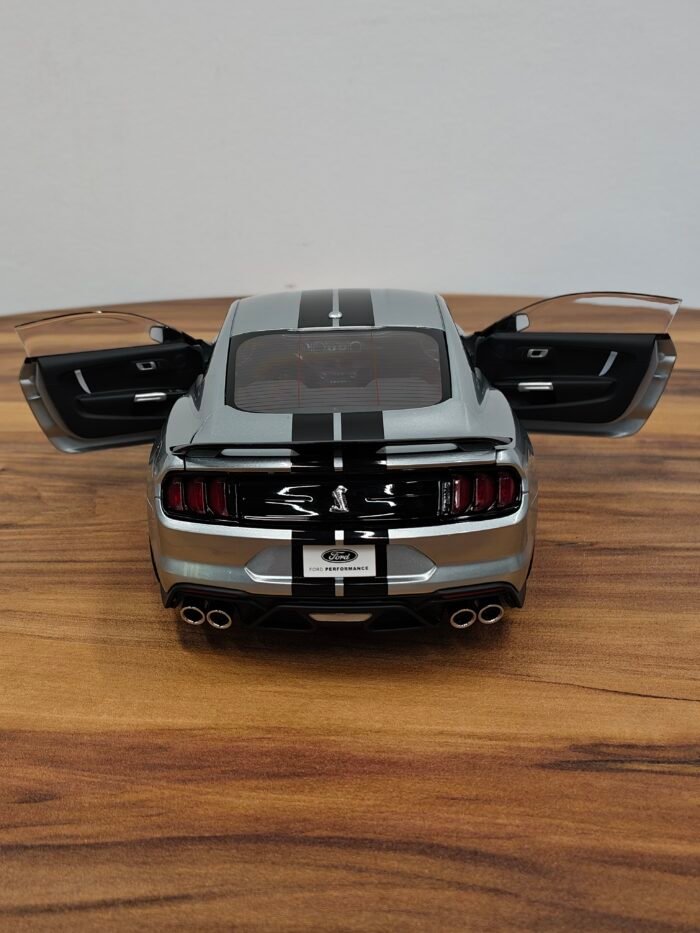 Ford Shelby Mustang GT500 (Iconic Silver) Scale 1/18 - Image 7