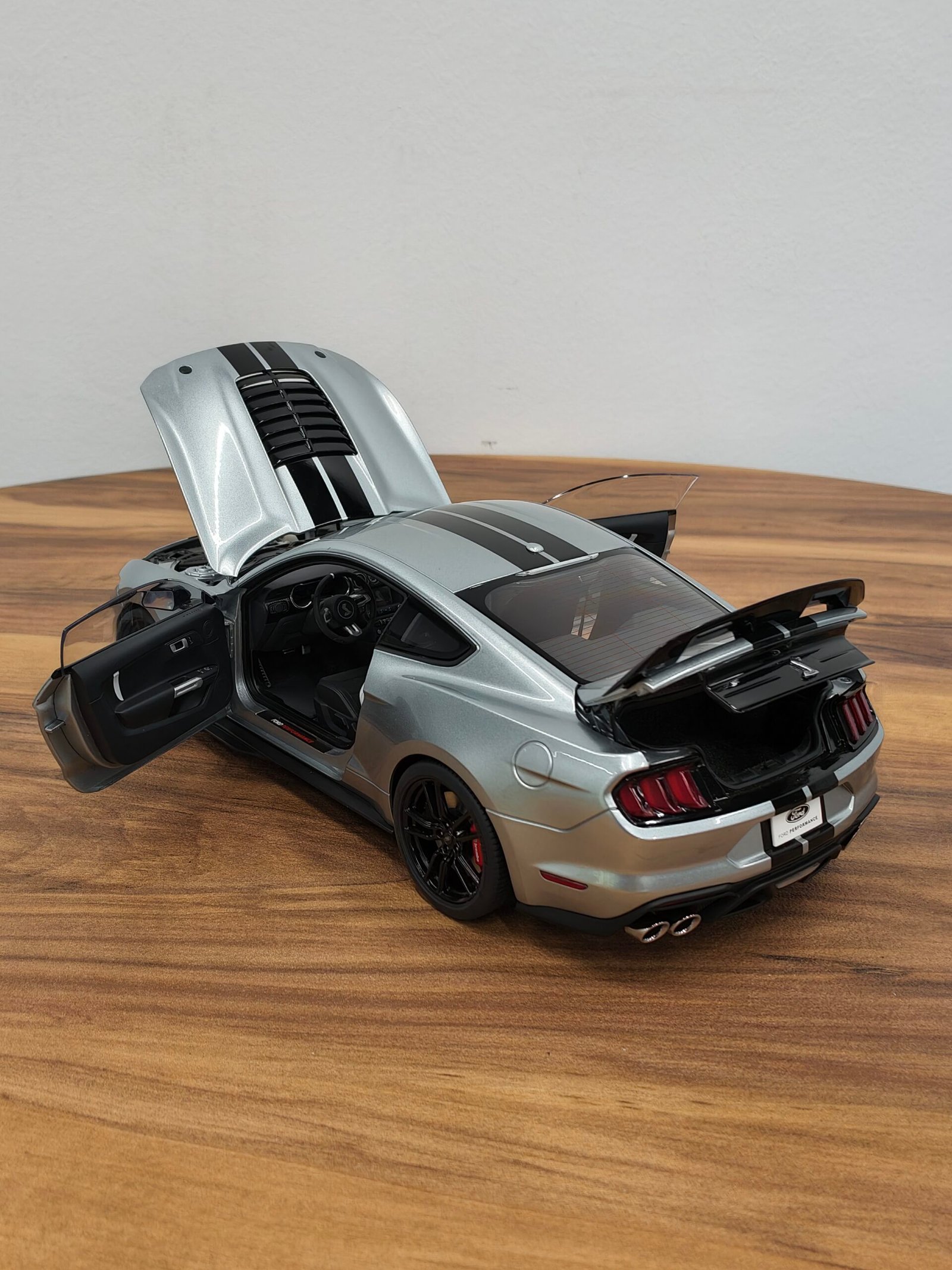 Ford Shelby Mustang GT500 (Iconic Silver) Scale 1/18 - Image 9