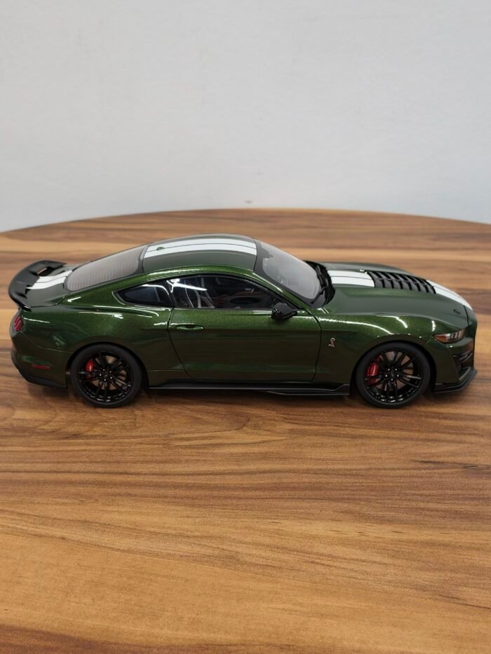 Ford Shelby Mustang GT500 (Eruption Green) Scale 1/18 - Image 3