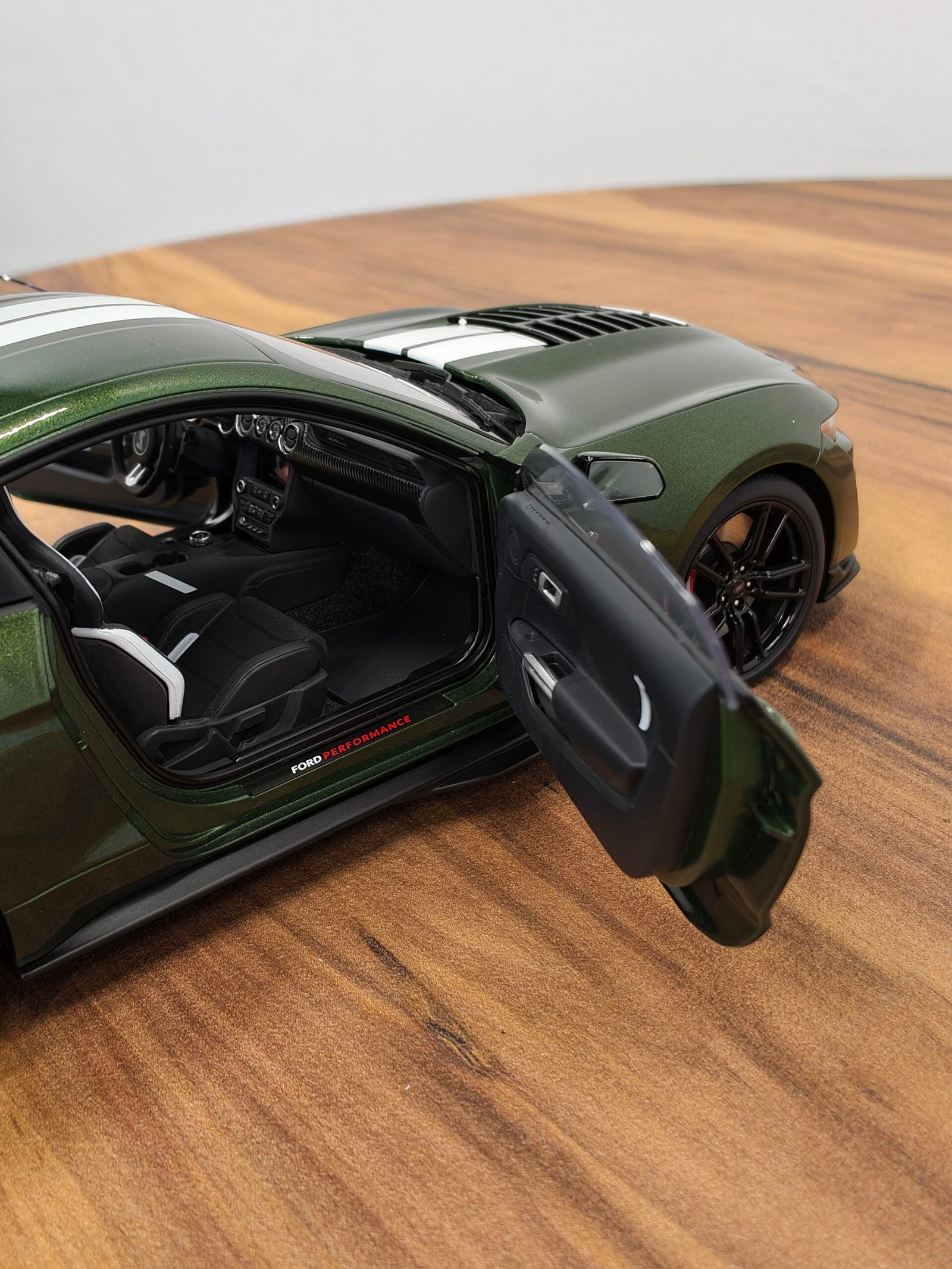 Ford Shelby Mustang GT500 (Eruption Green) Scale 1/18 - Image 6