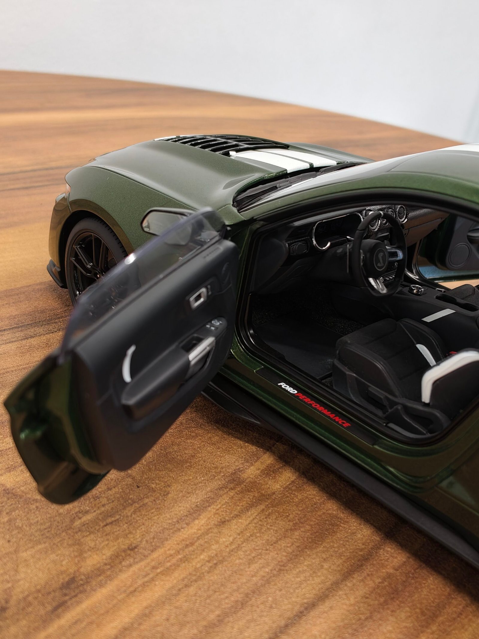 Ford Shelby Mustang GT500 (Eruption Green) Scale 1/18 - Image 5