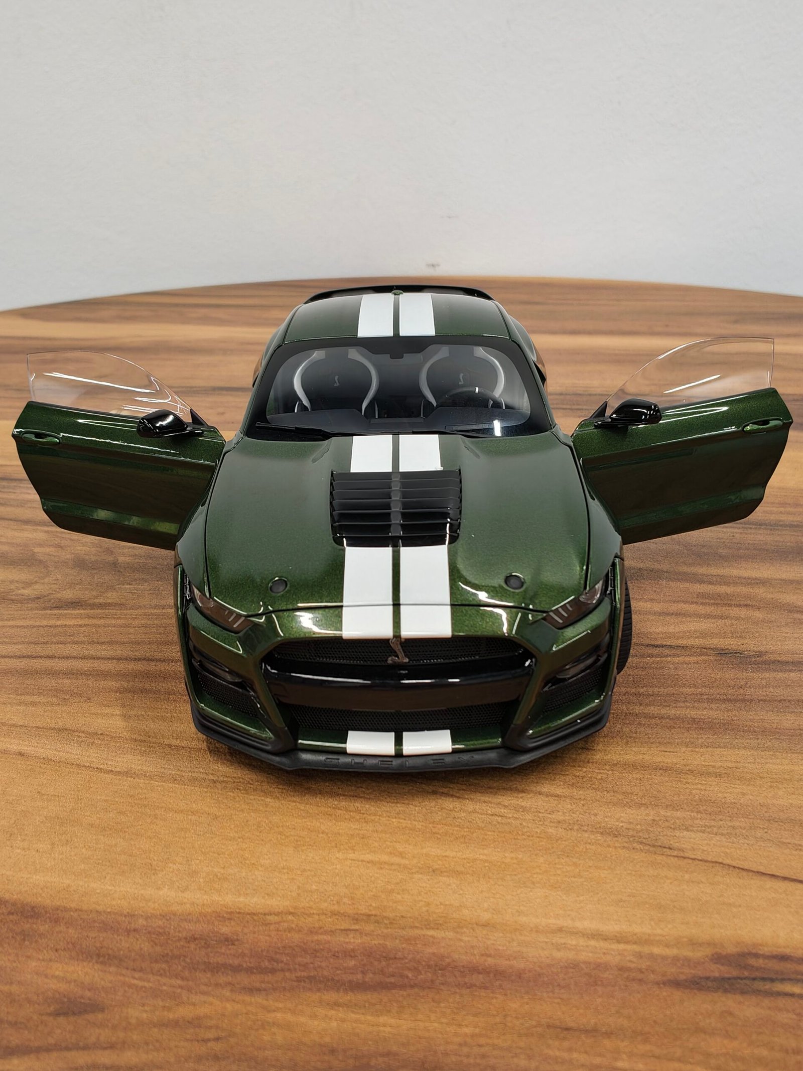 Ford Shelby Mustang GT500 (Eruption Green) Scale 1/18 - Image 8
